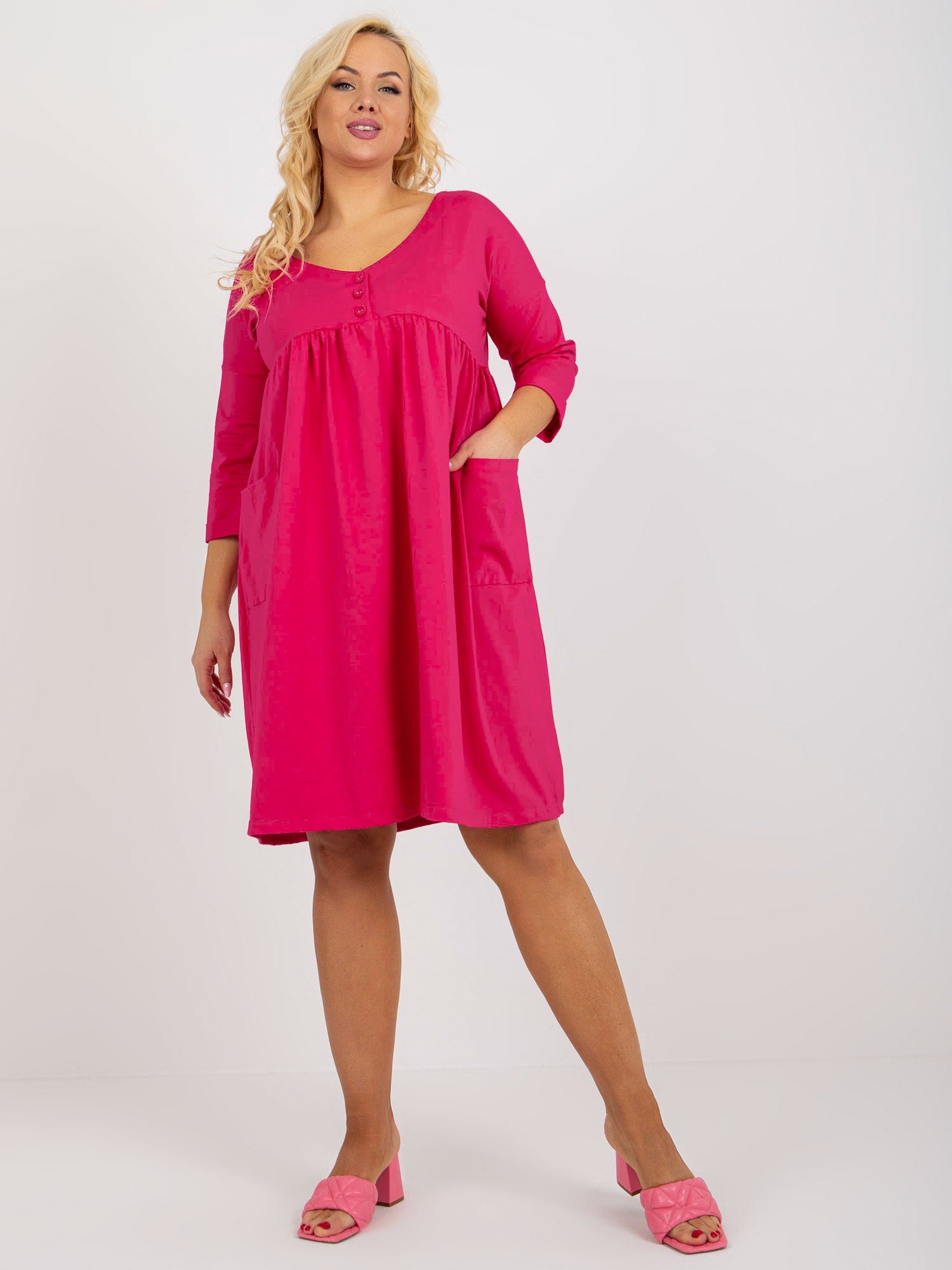 Fuksjowa dresowa sukienka plus size basic z rękawem 3/4