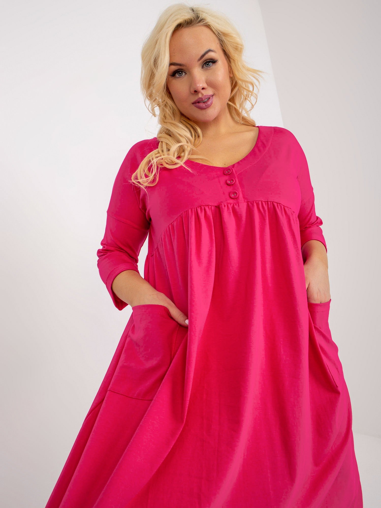 Fuksjowa dresowa sukienka plus size basic z rękawem 3/4