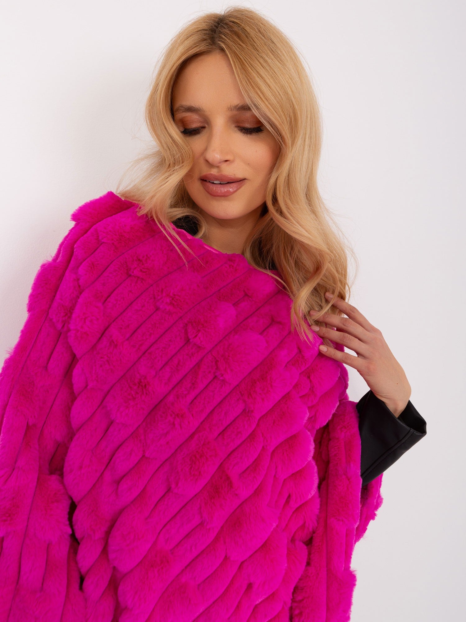 Fuksjowe futrzane poncho damskie