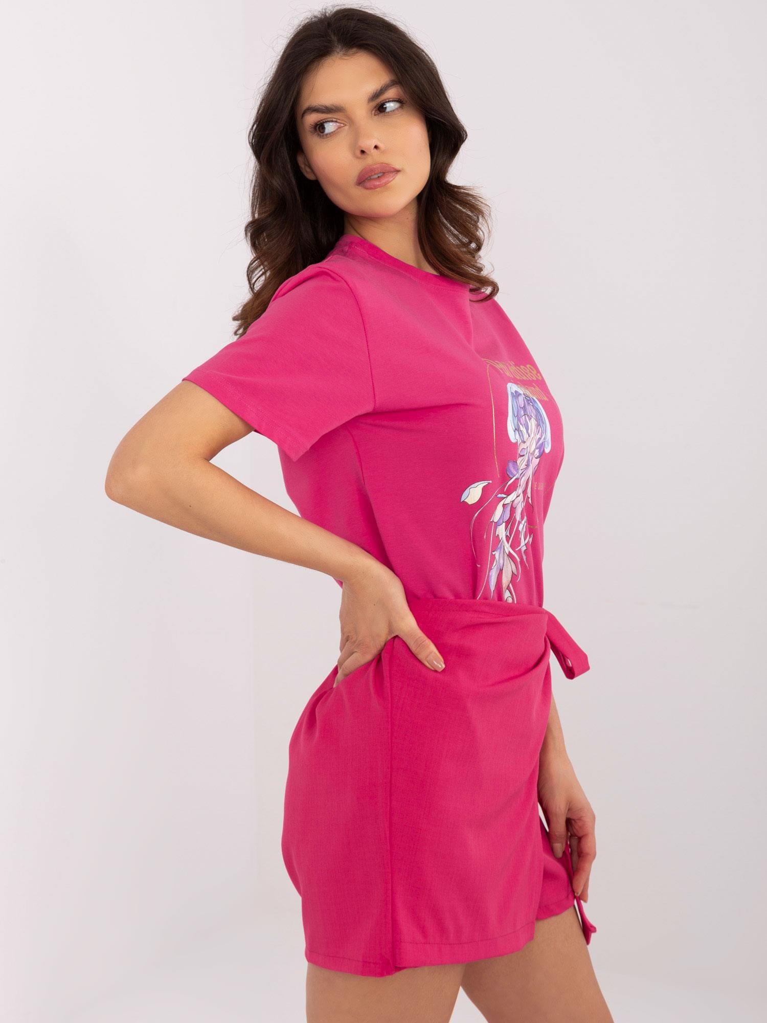 Fuksjowy bawełniany t-shirt z nadrukiem