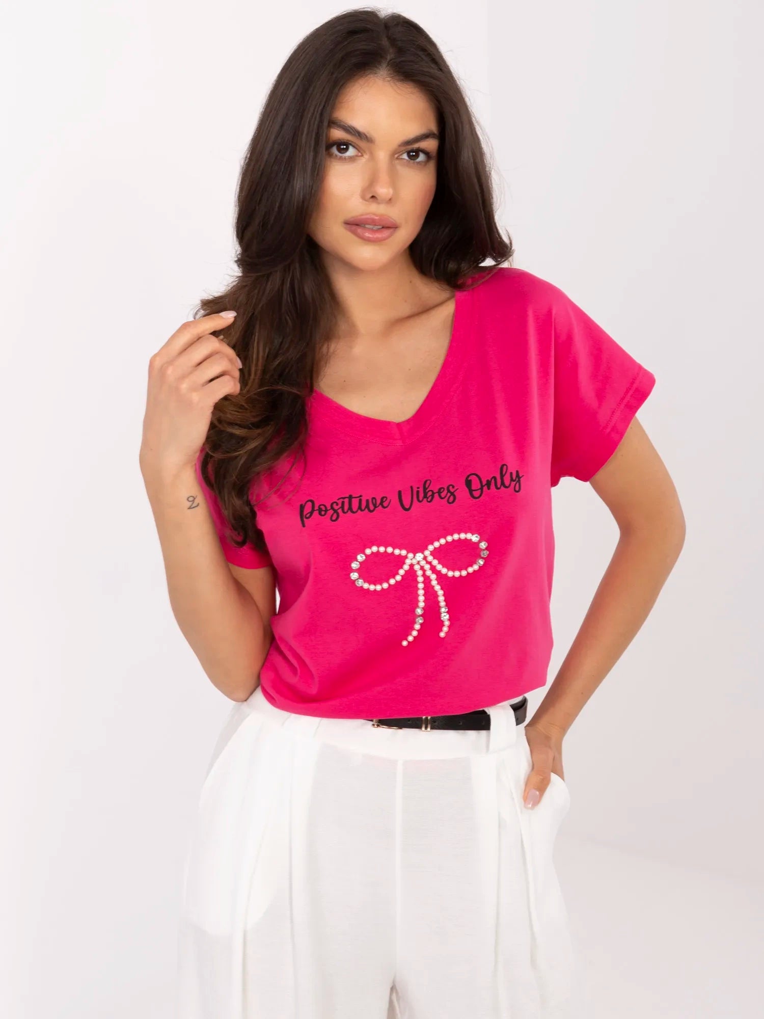Fuksjowy damski t-shirt z cyrkoniami