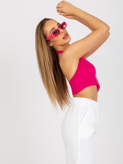 Fuksjowy prążkowany crop top basic na szyję RUE PARIS