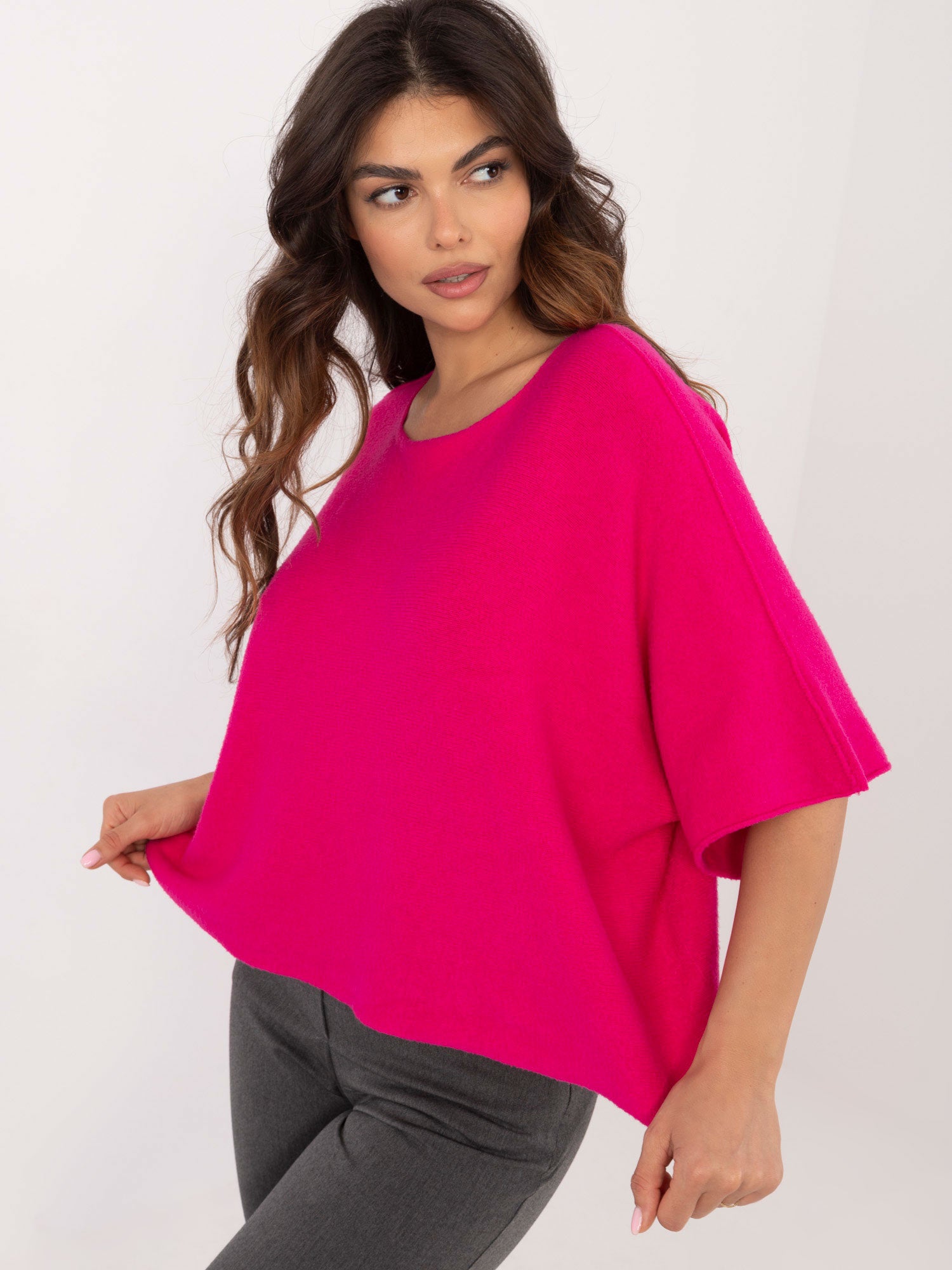 Fuksjowy damski sweter oversize z rękawem 3/4