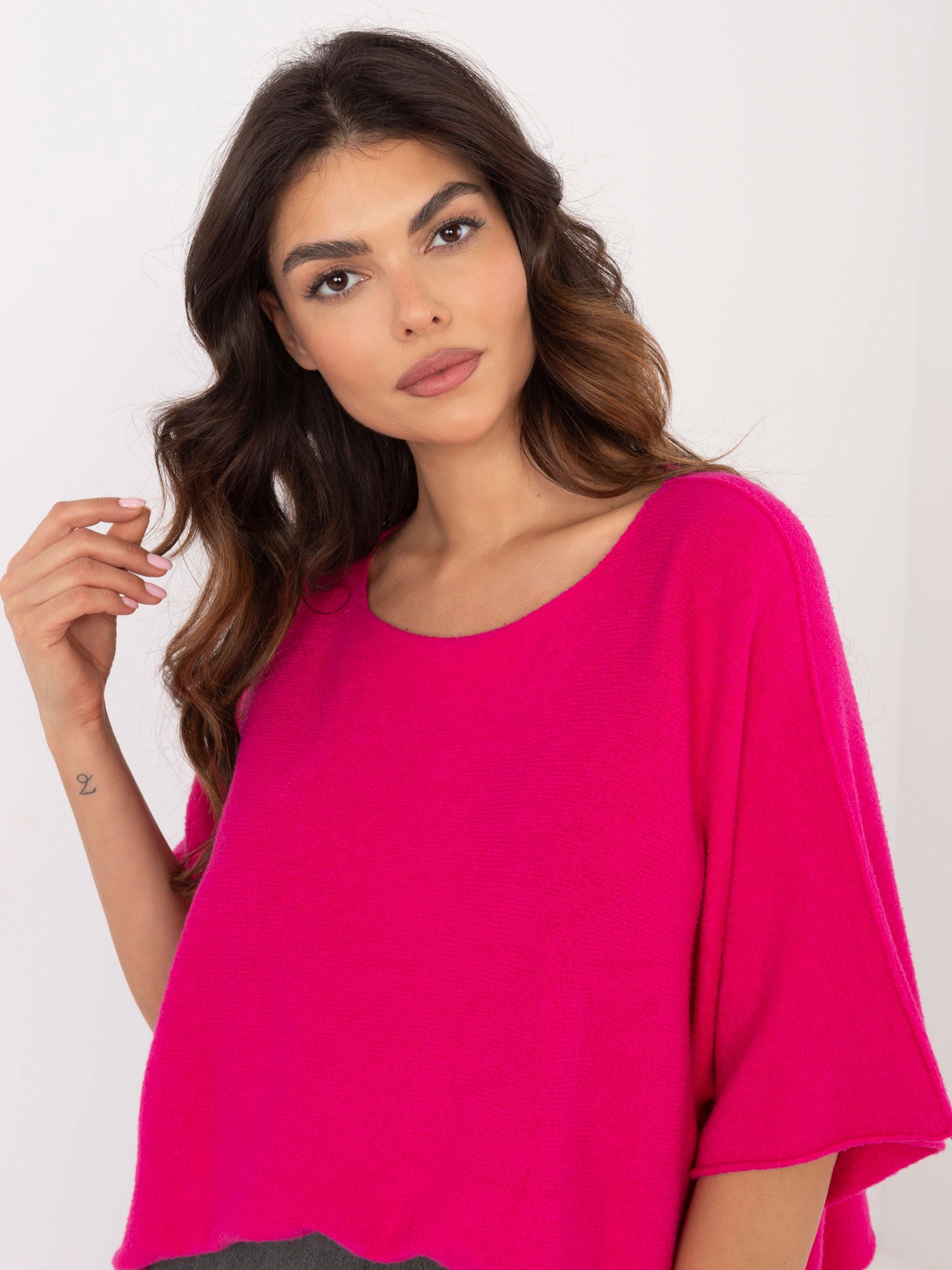 Fuksjowy damski sweter oversize z rękawem 3/4