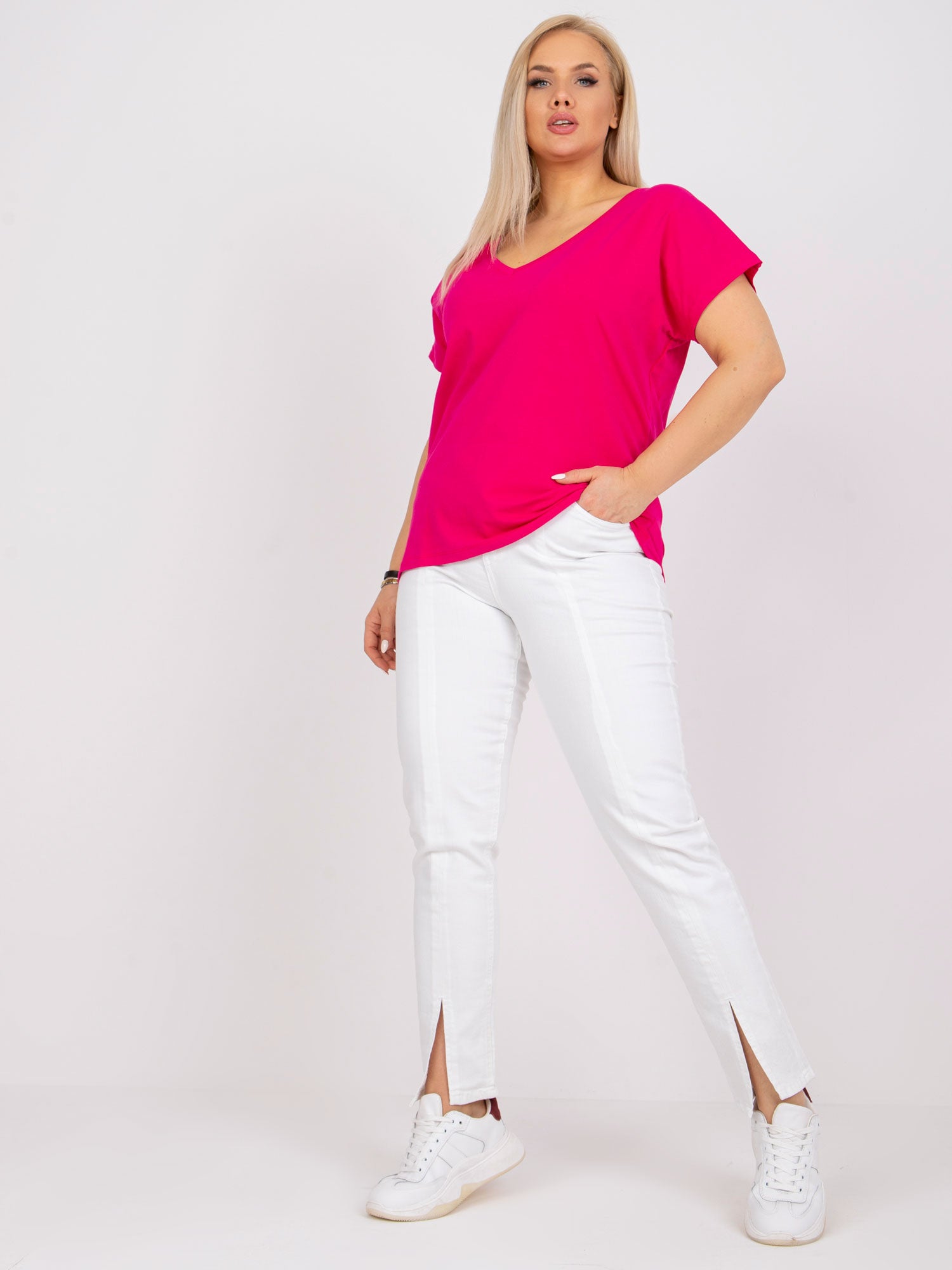 Fuksjowy t-shirt damski plus size z dekoltem w serek