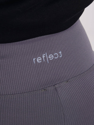 Grafitowe sportowe legginsy w prążek