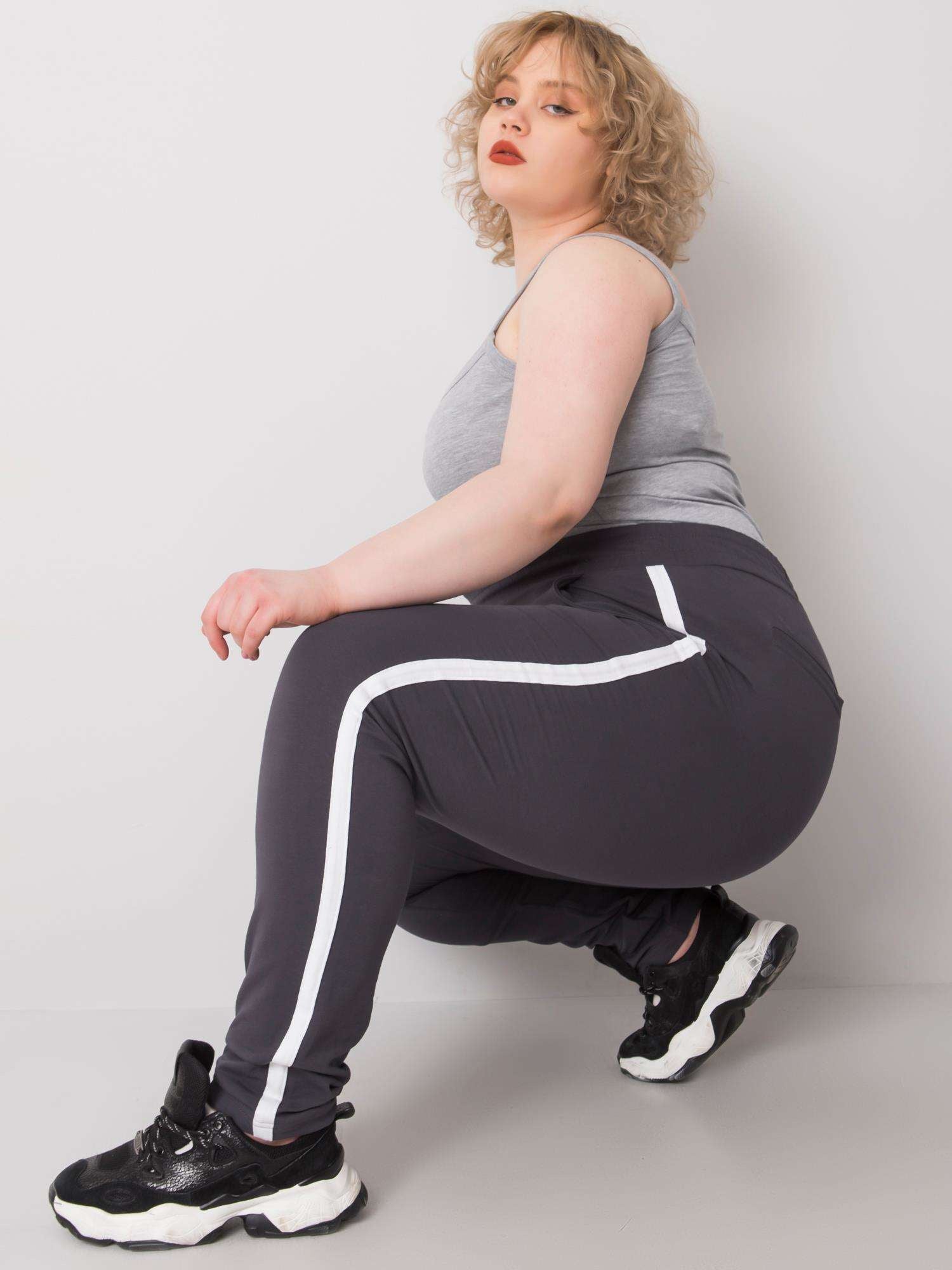 Grafitowe spodnie dresowe plus size z lampasami