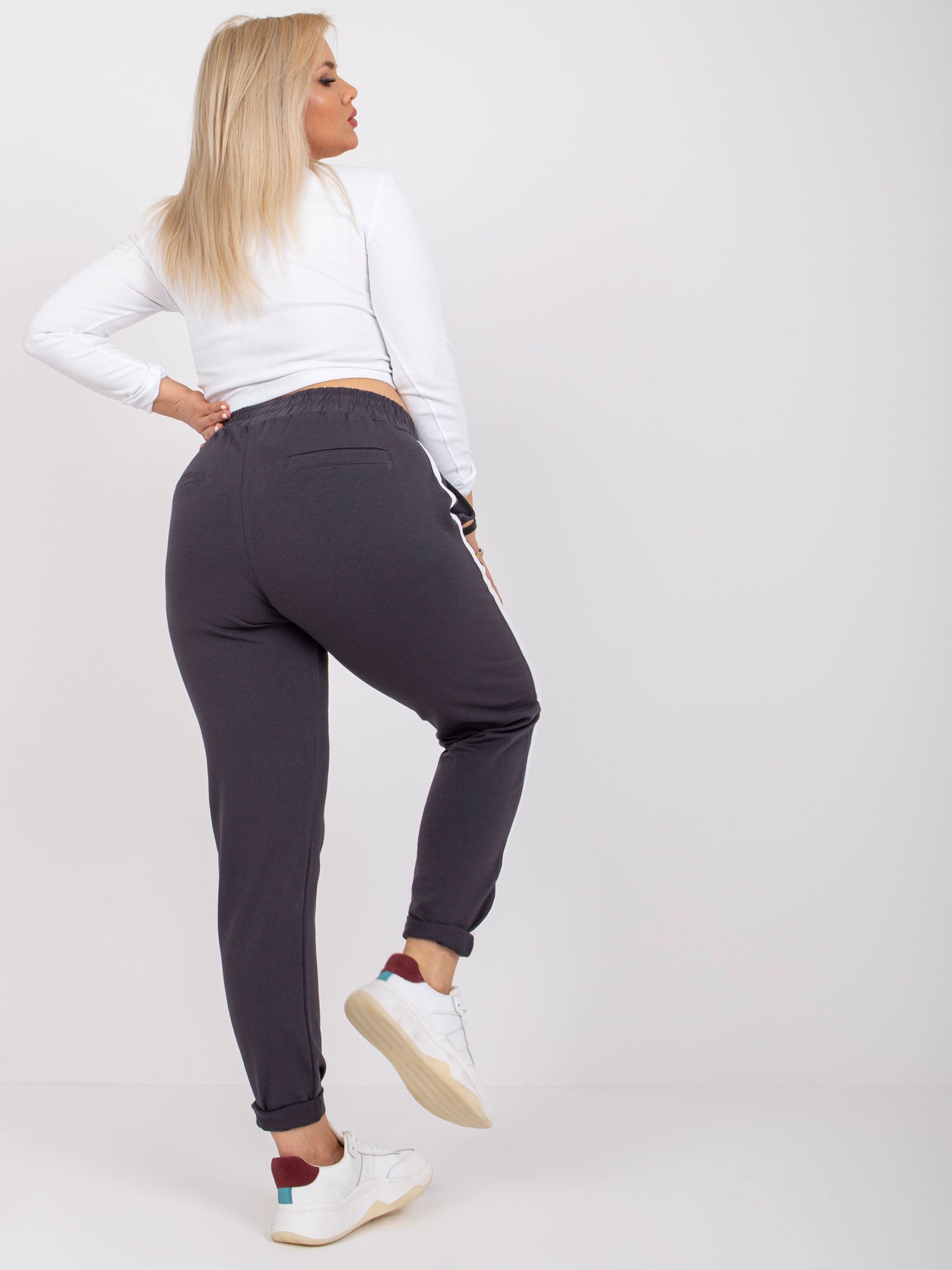 Grafitowe spodnie dresowe plus size z lampasami