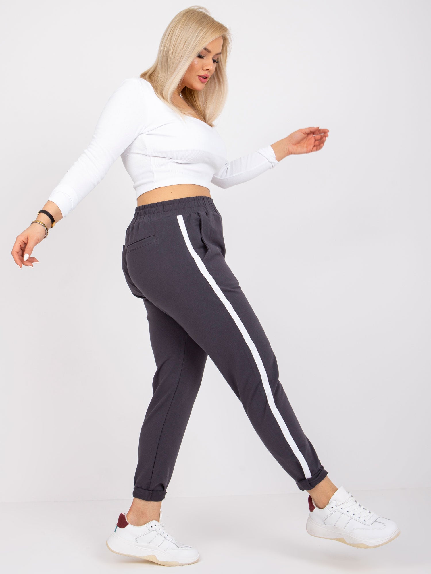 Grafitowe spodnie dresowe plus size z lampasami
