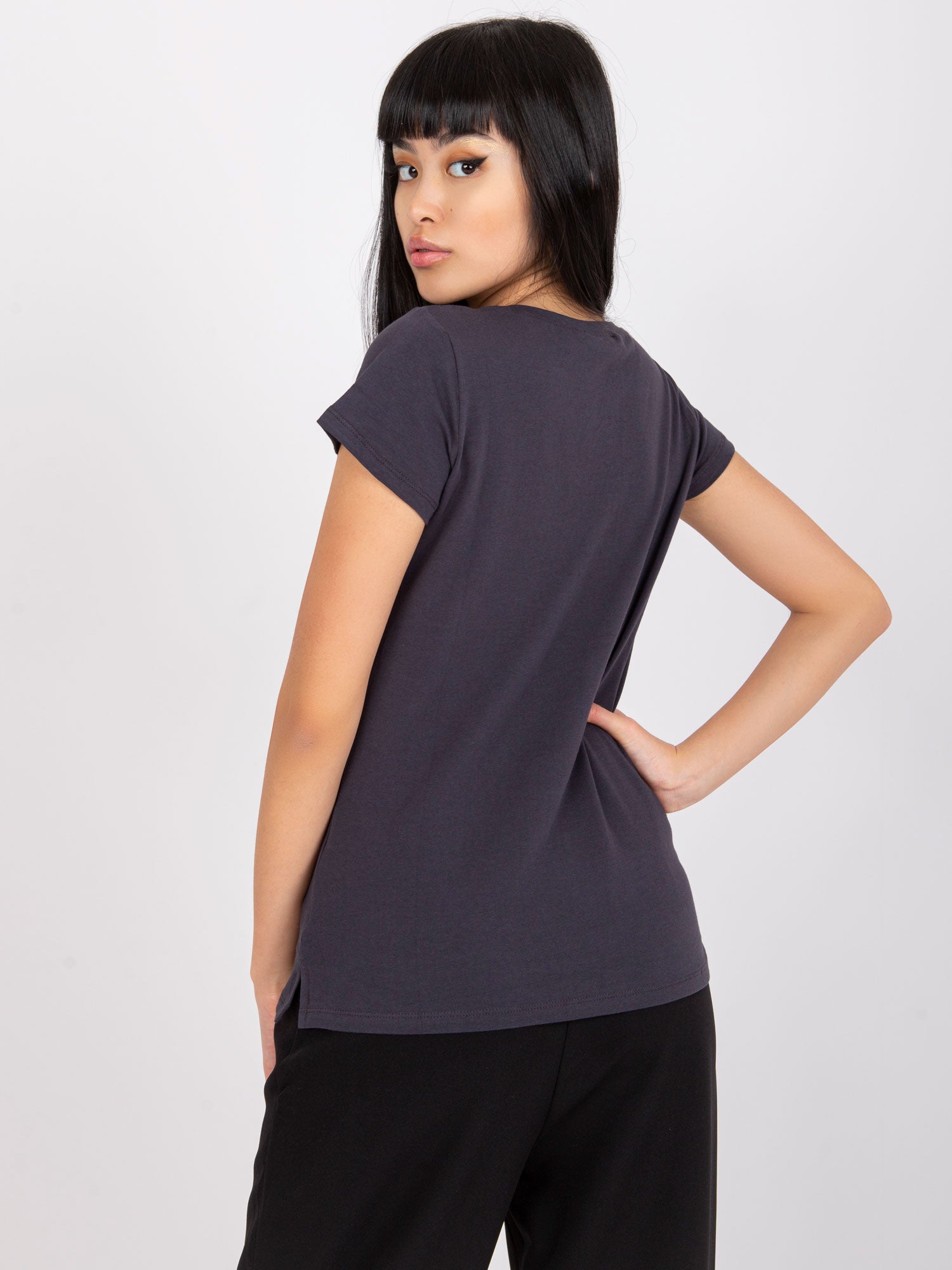 T-shirt w serek grafitowy