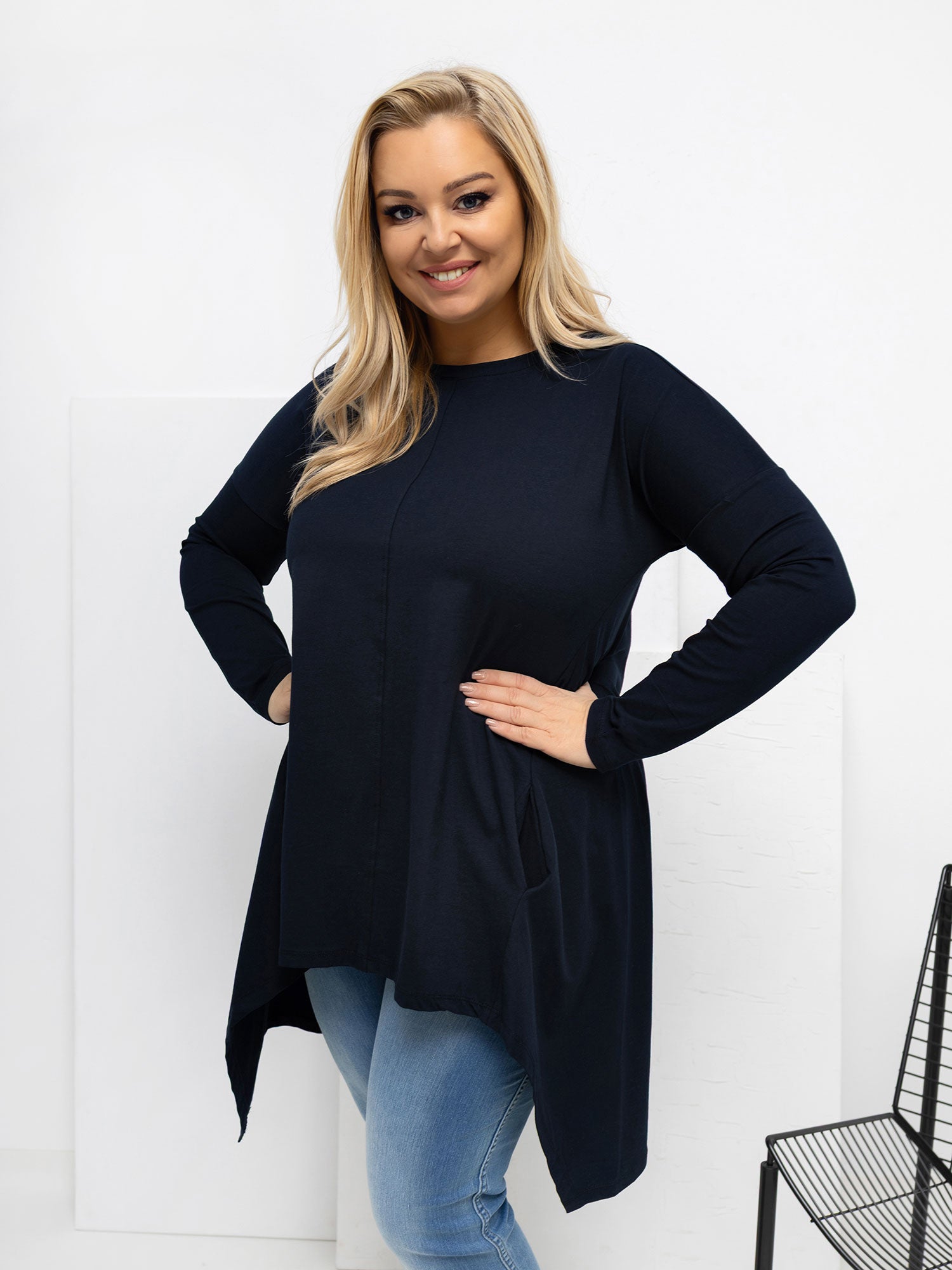 Granatowa bawełniana bluzka plus size z kieszeniami