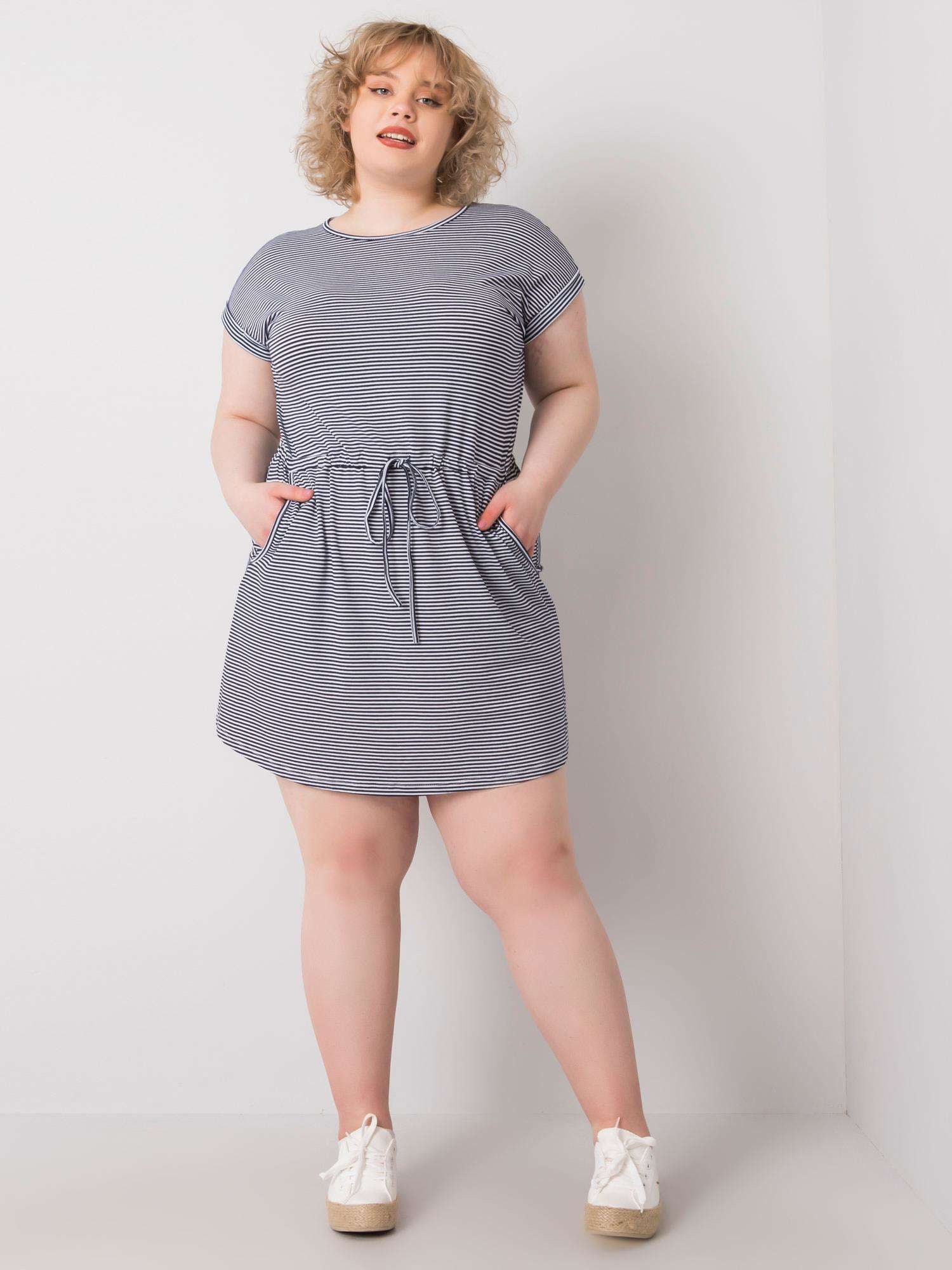 Granatowo-biała sukienka plus size w paski