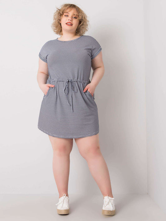 Granatowo-biała sukienka plus size w paski