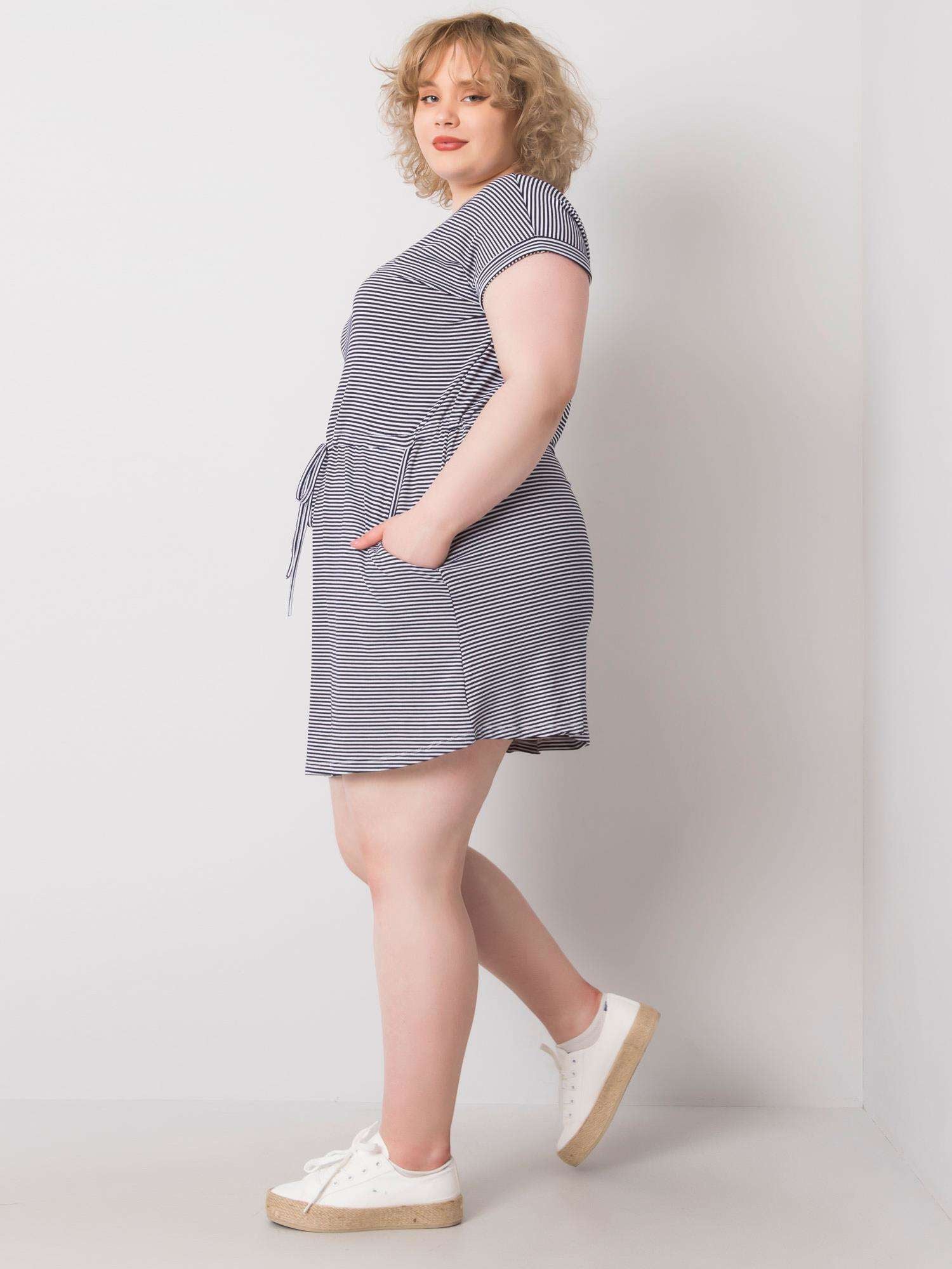 Granatowo-biała sukienka plus size w paski