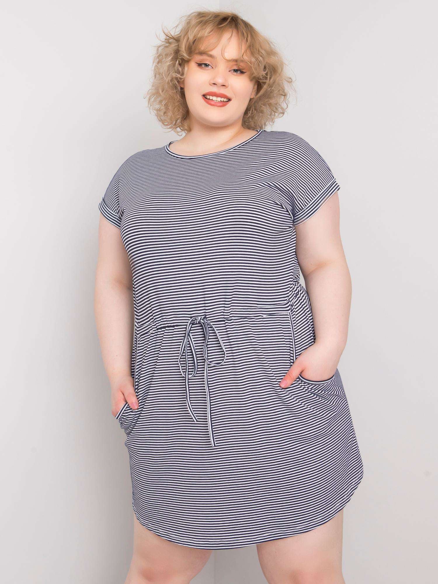 Granatowo-biała sukienka plus size w paski
