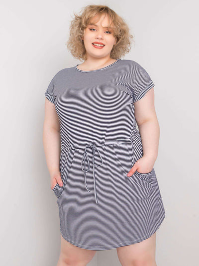 Granatowo-biała sukienka plus size w paski