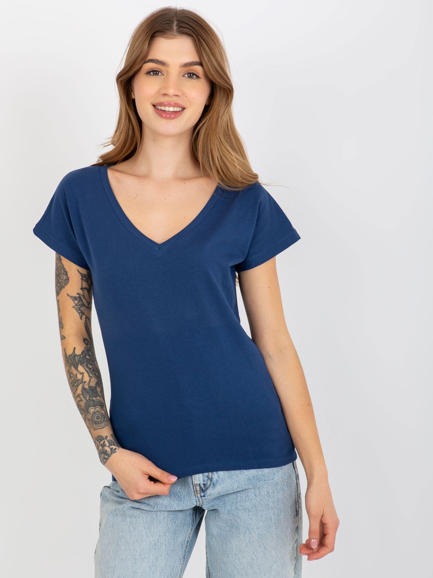 Granatowy klasyczny t-shirt basic z dekoltem w serek