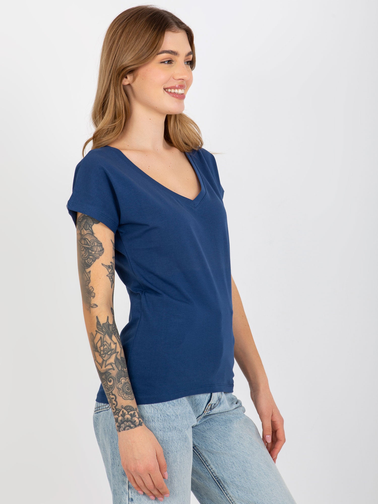Granatowy klasyczny t-shirt basic z dekoltem w serek