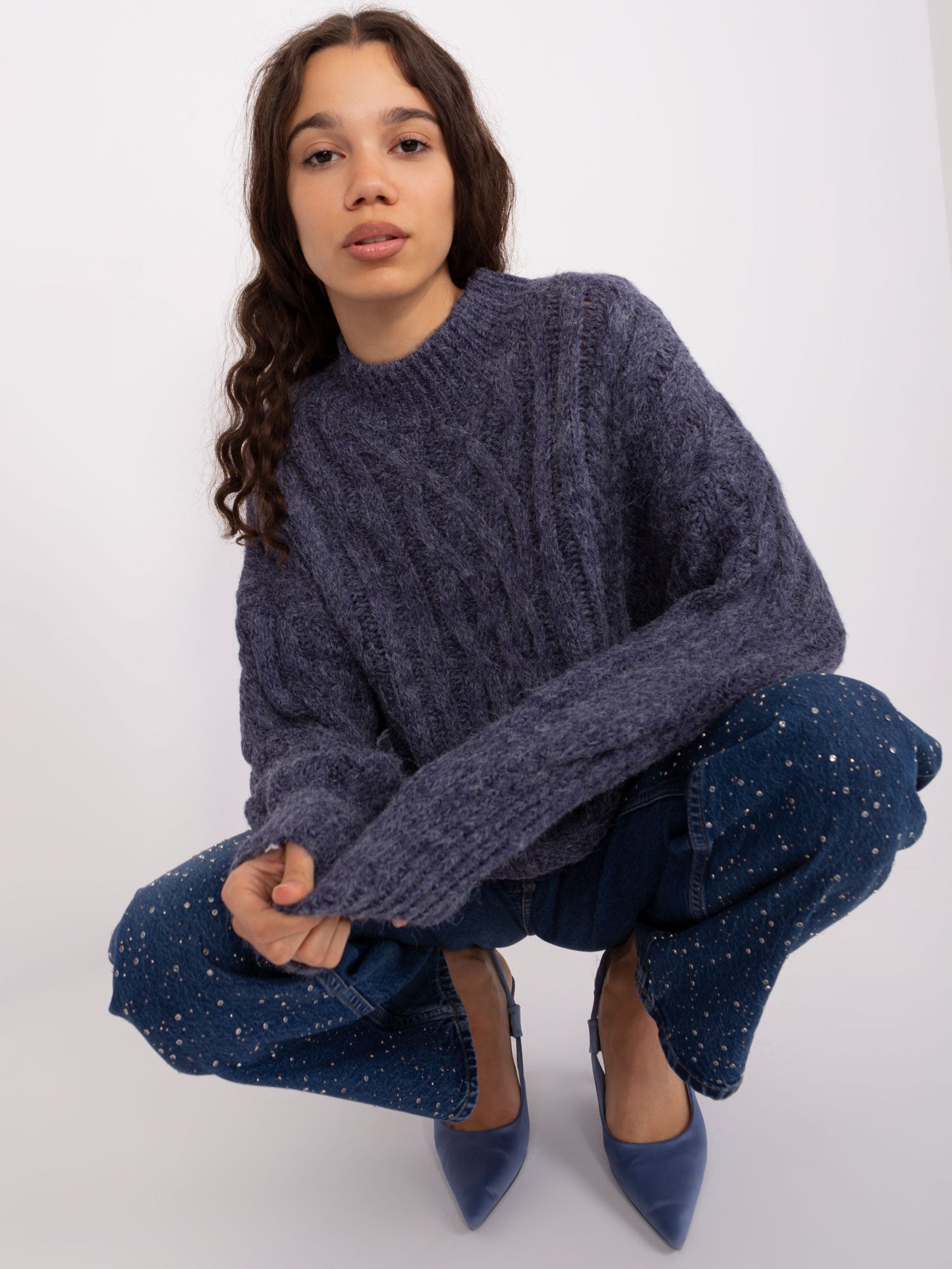 Granatowy dzianinowy sweter z warkoczami