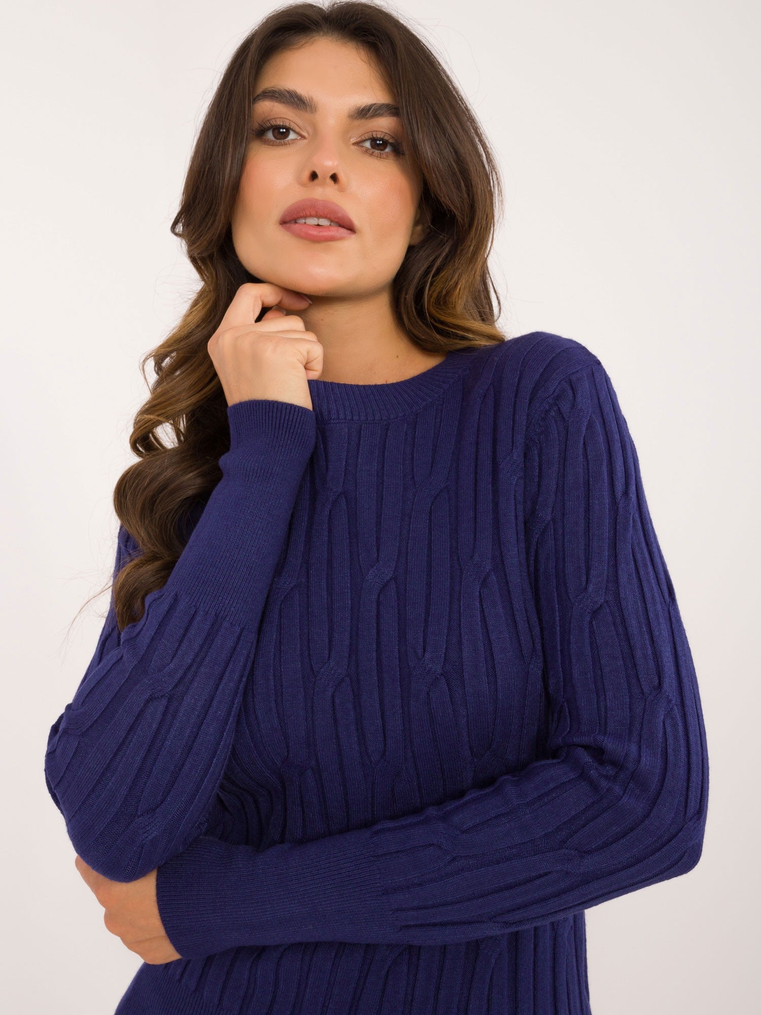 Granatowy sweter klasyczny z domieszką wiskozy