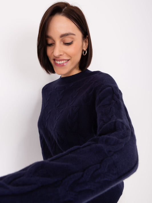 Granatowy sweter z warkoczami o luźnym kroju