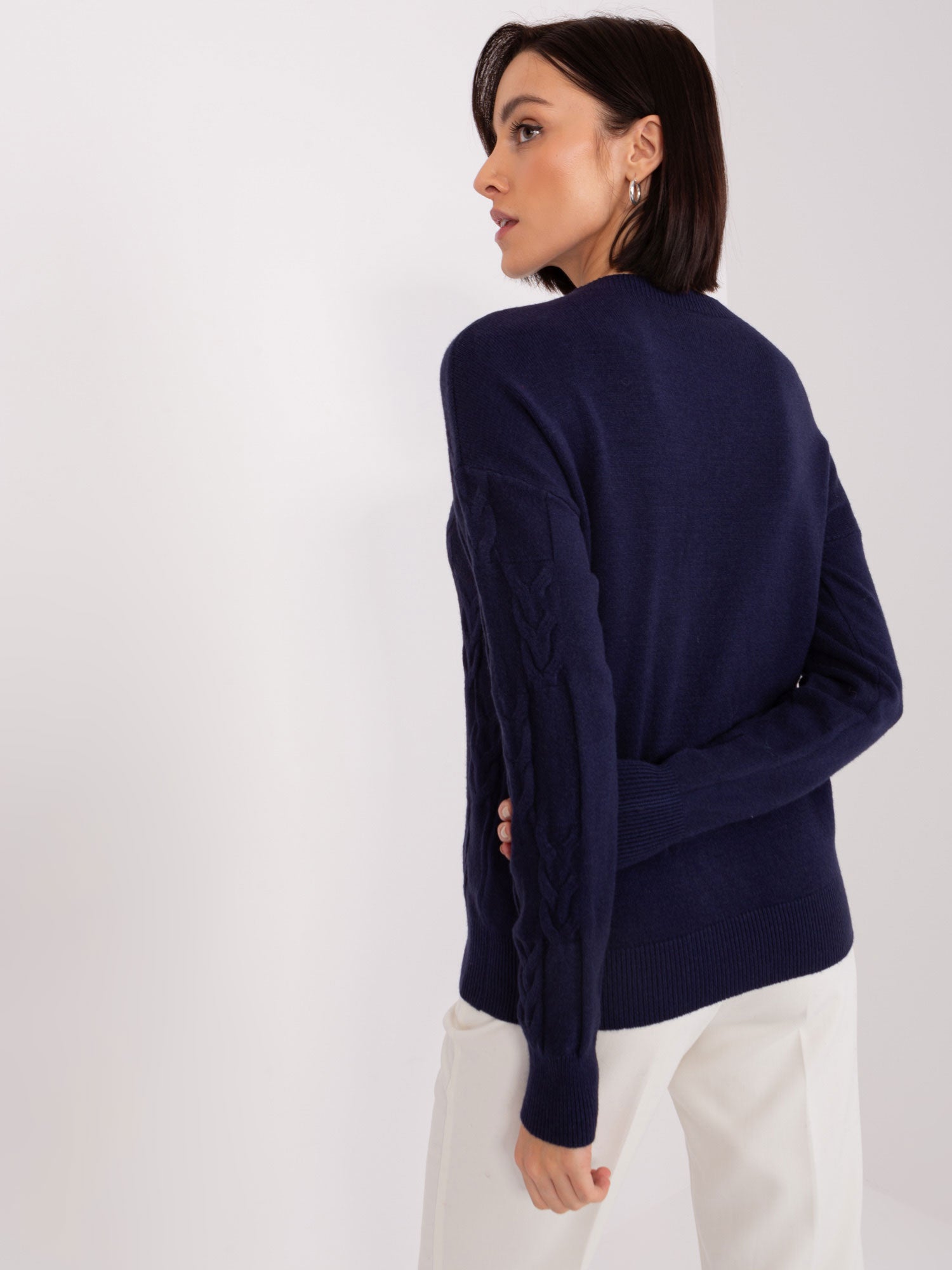 Granatowy sweter z warkoczami o luźnym kroju