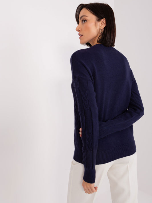 Granatowy sweter z warkoczami o luźnym kroju