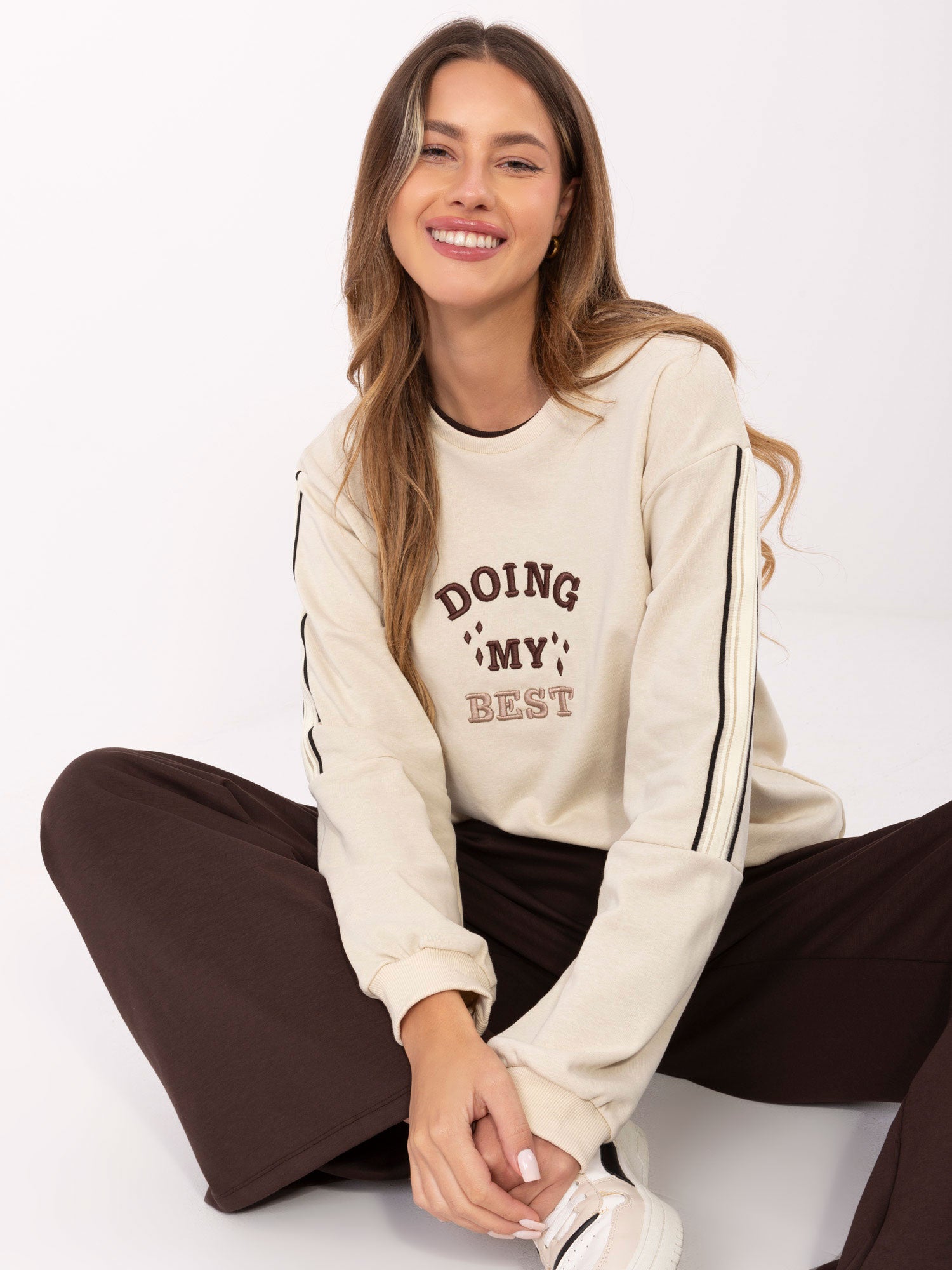 Jasnobeżowa bluza oversize z naszywką