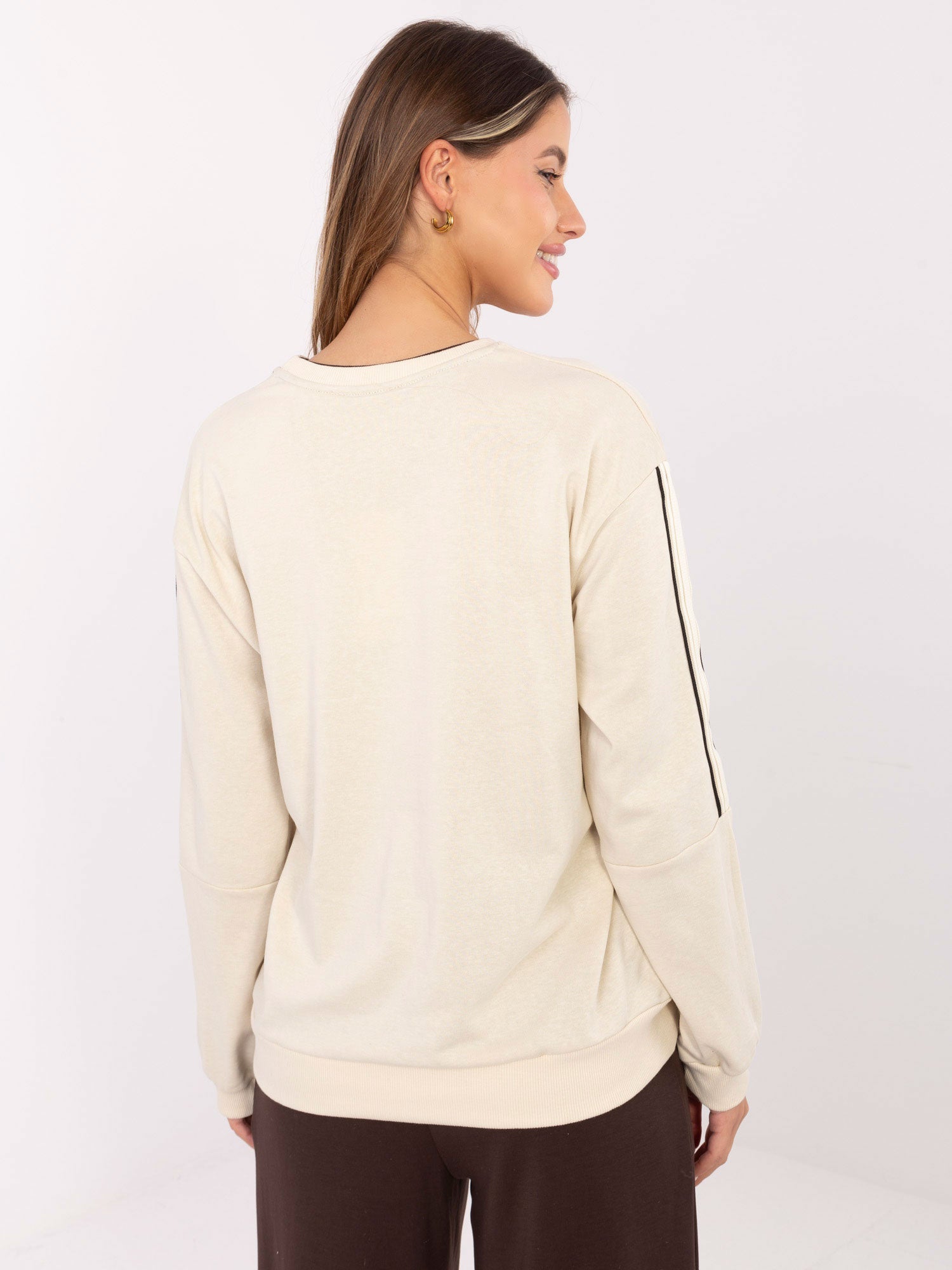 Jasnobeżowa bluza oversize z naszywką