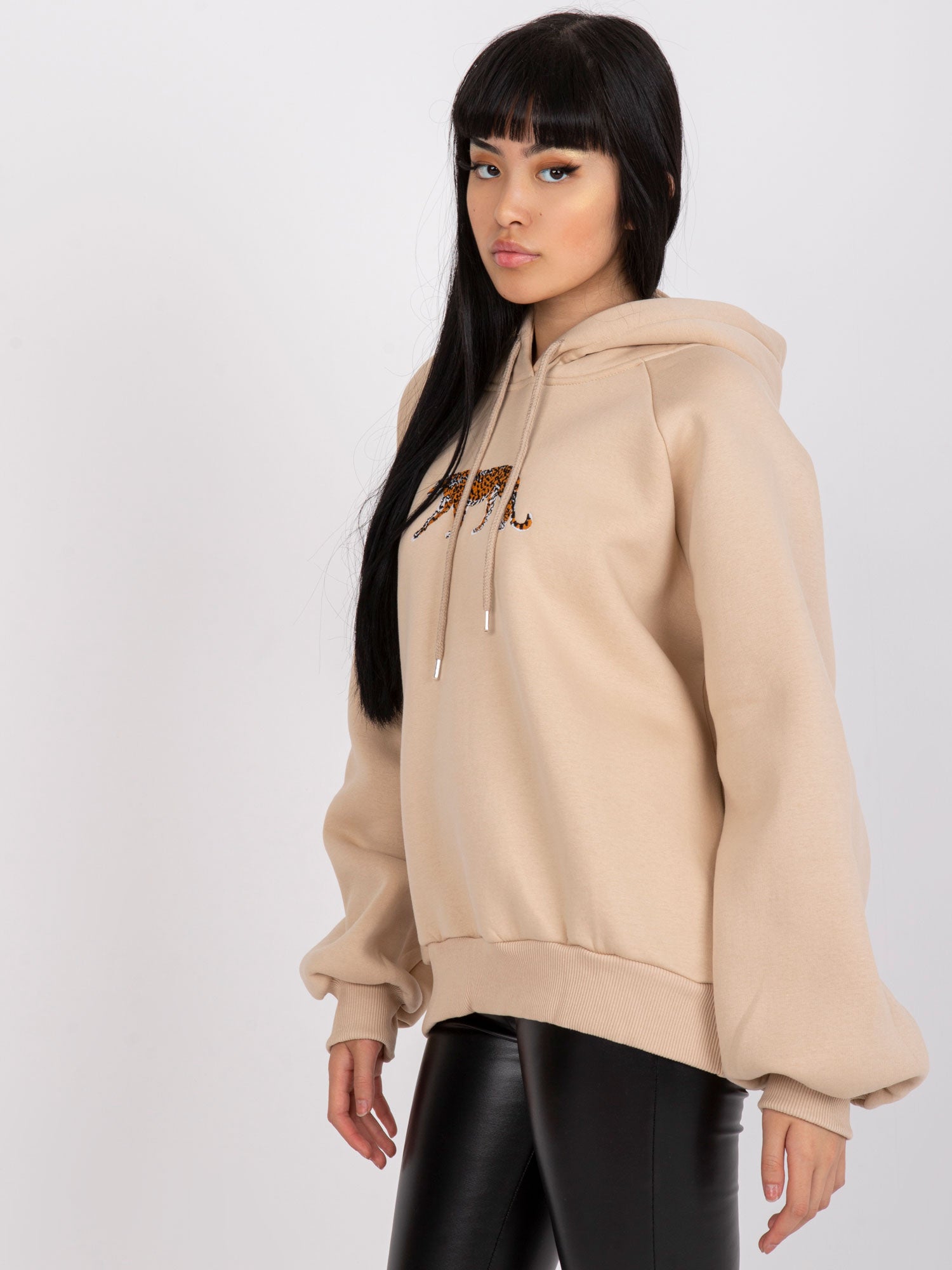 Jasnobeżowa dresowa bluza z kapturem o kroju oversize