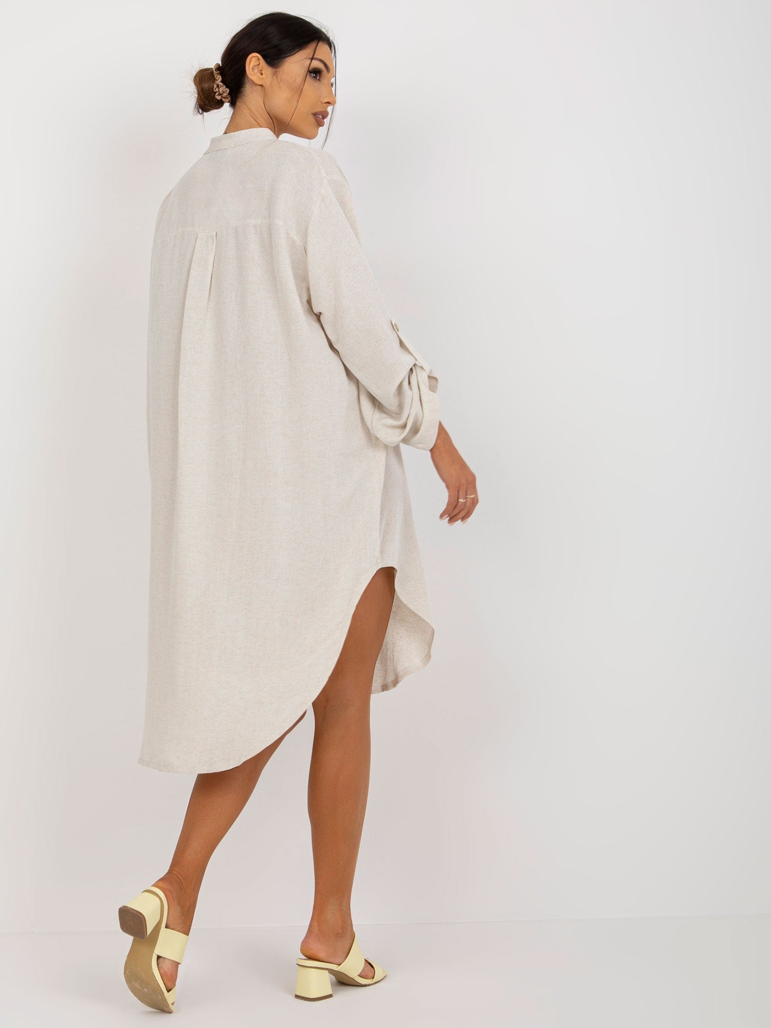 Jasnobeżowa sukienka szmizjerka oversize OCH BELLA