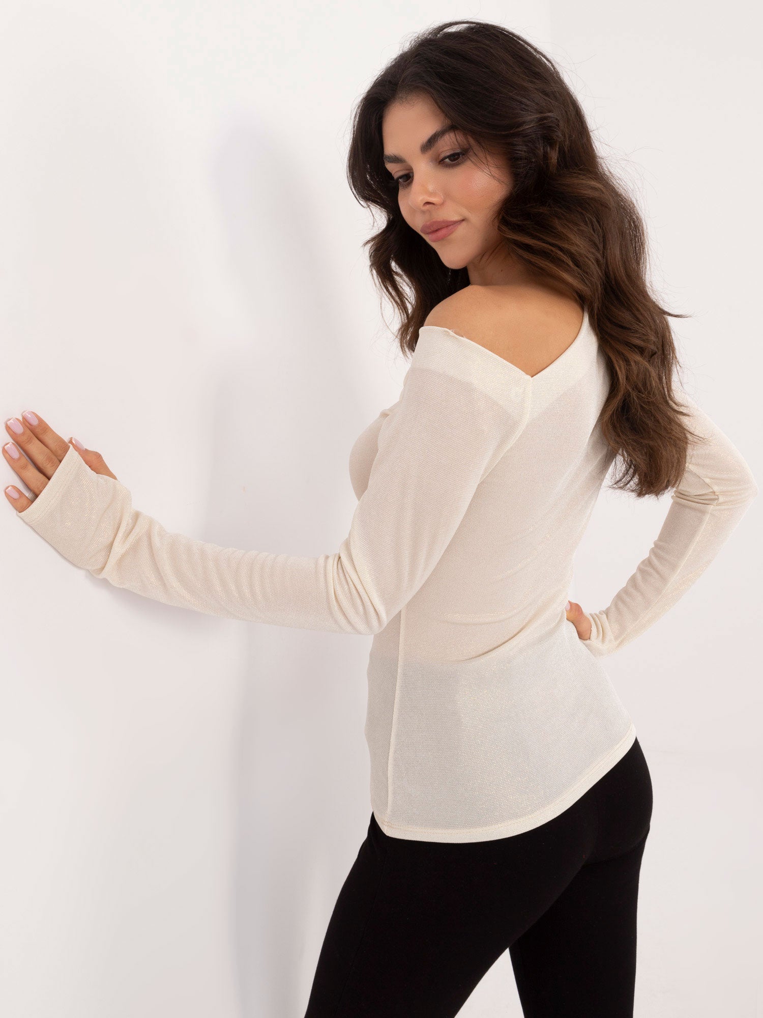 Jasnobeżowa dopasowana bluzka z połyskiem