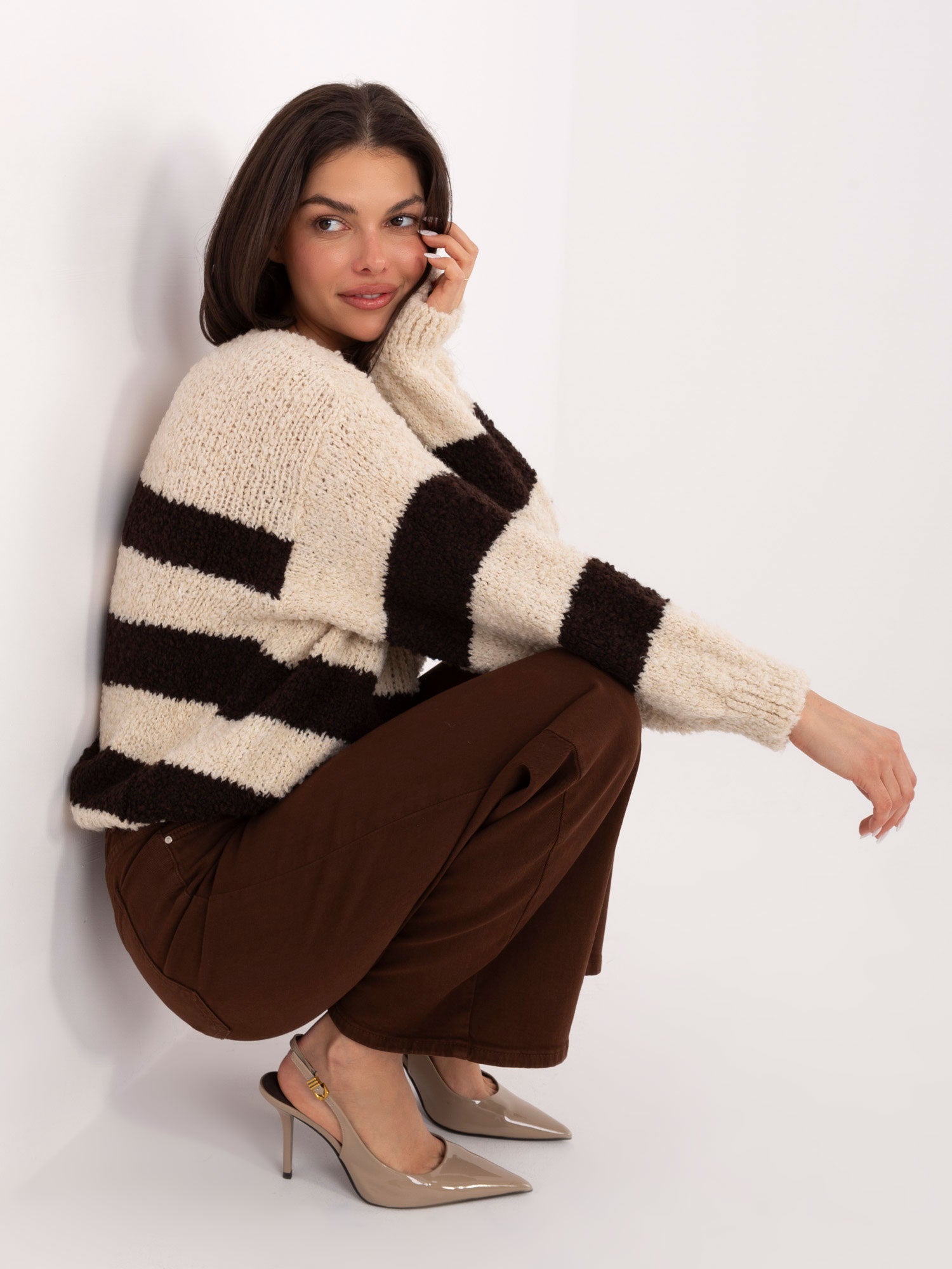 Jasnobeżowo-brązowy sweter oversize z dekoltem V