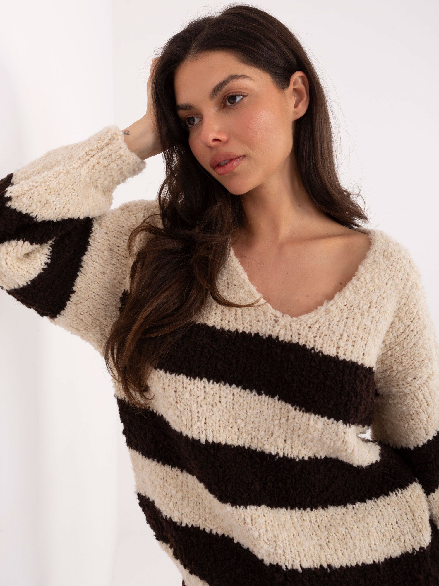 Jasnobeżowo-brązowy sweter oversize z dekoltem V