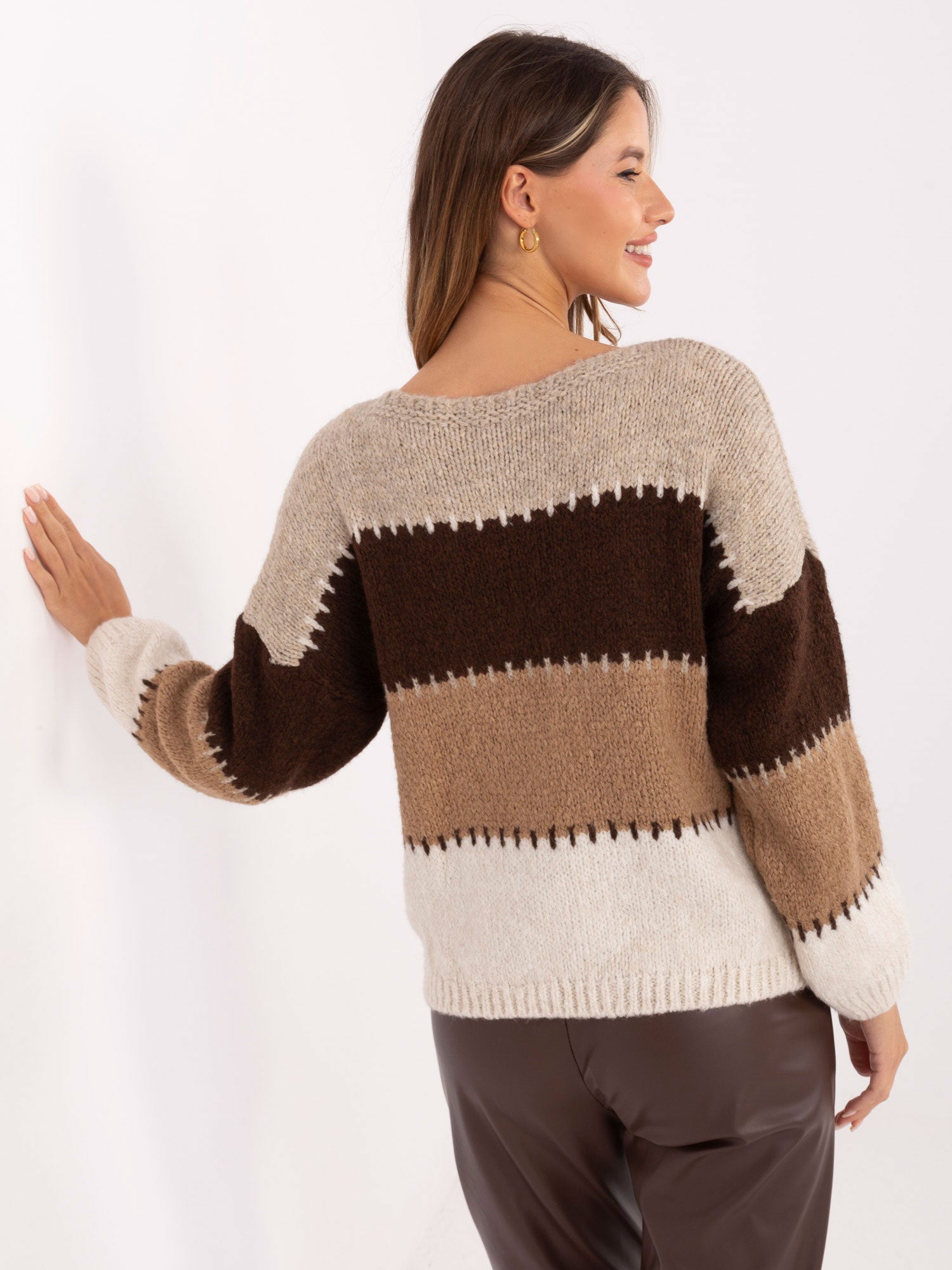 Jasnobeżowo-brązowy sweter oversize w paski