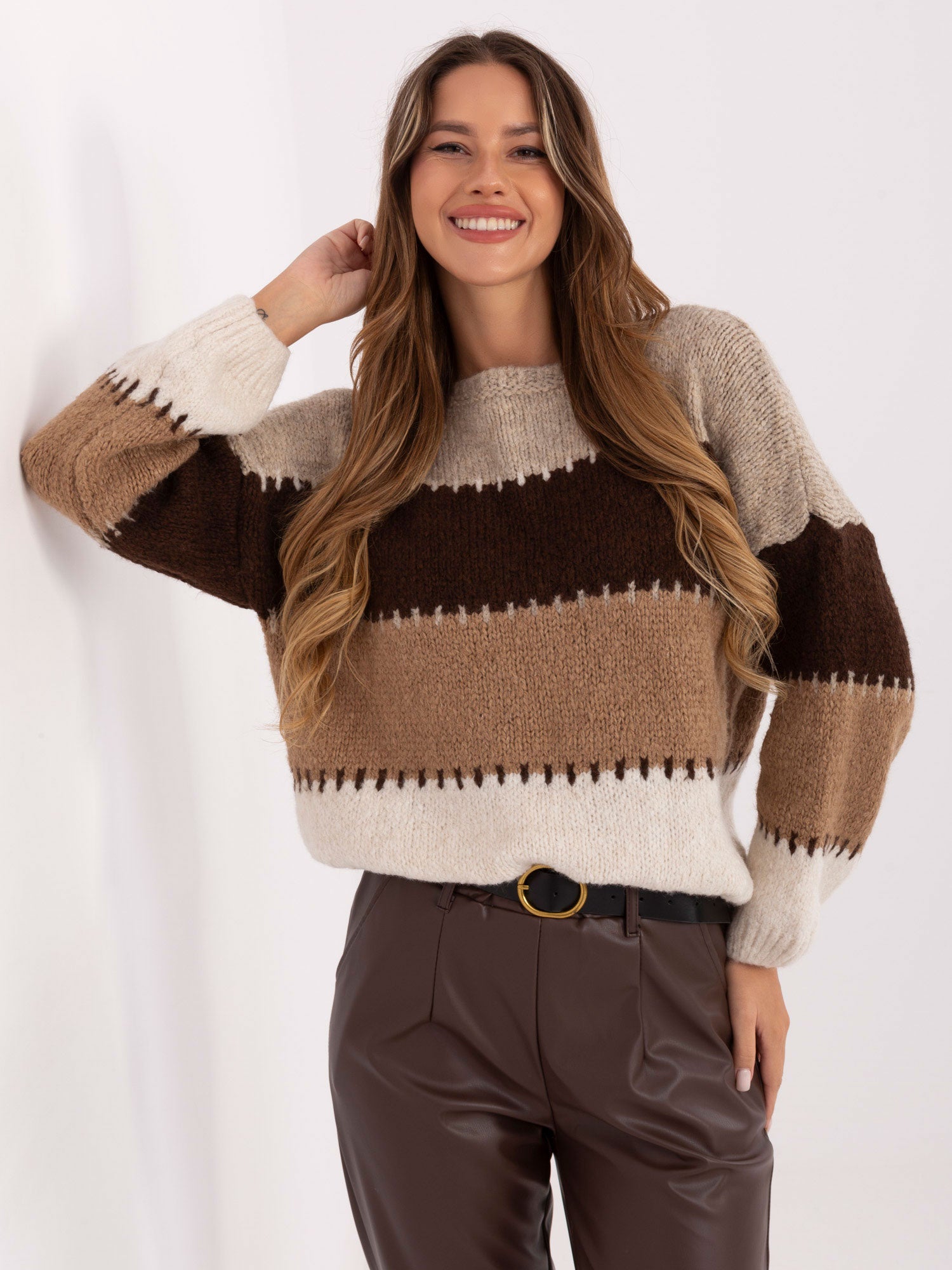Jasnobeżowo-brązowy sweter oversize w paski