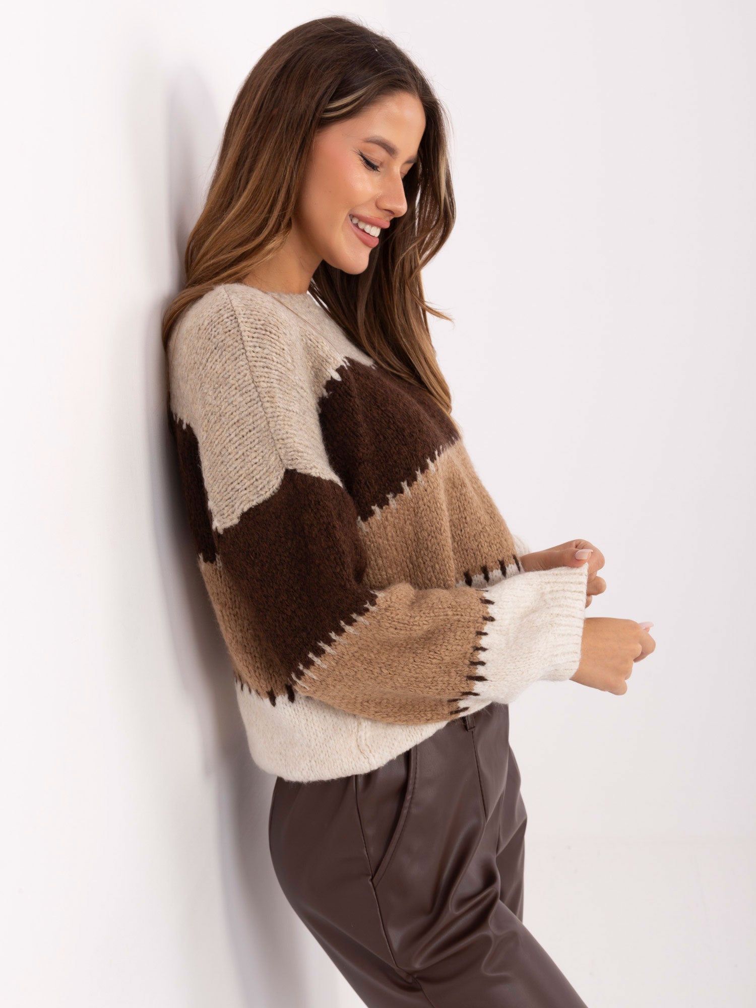 Jasnobeżowo-brązowy sweter oversize w paski