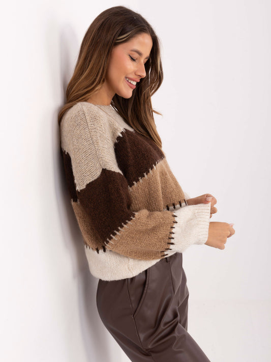 Jasnobeżowo-brązowy sweter oversize w paski