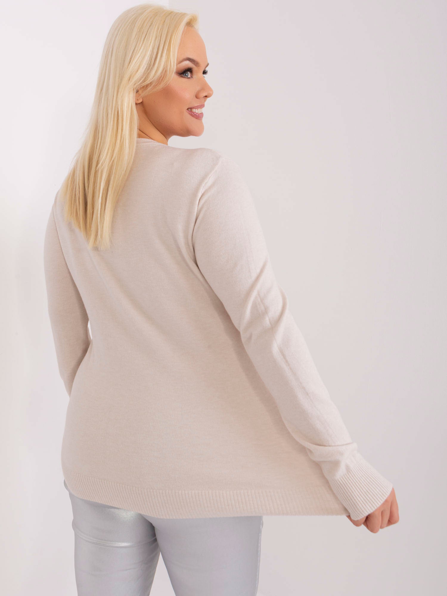 Jasnobeżowy casualowy sweter plus size ze ściągaczami