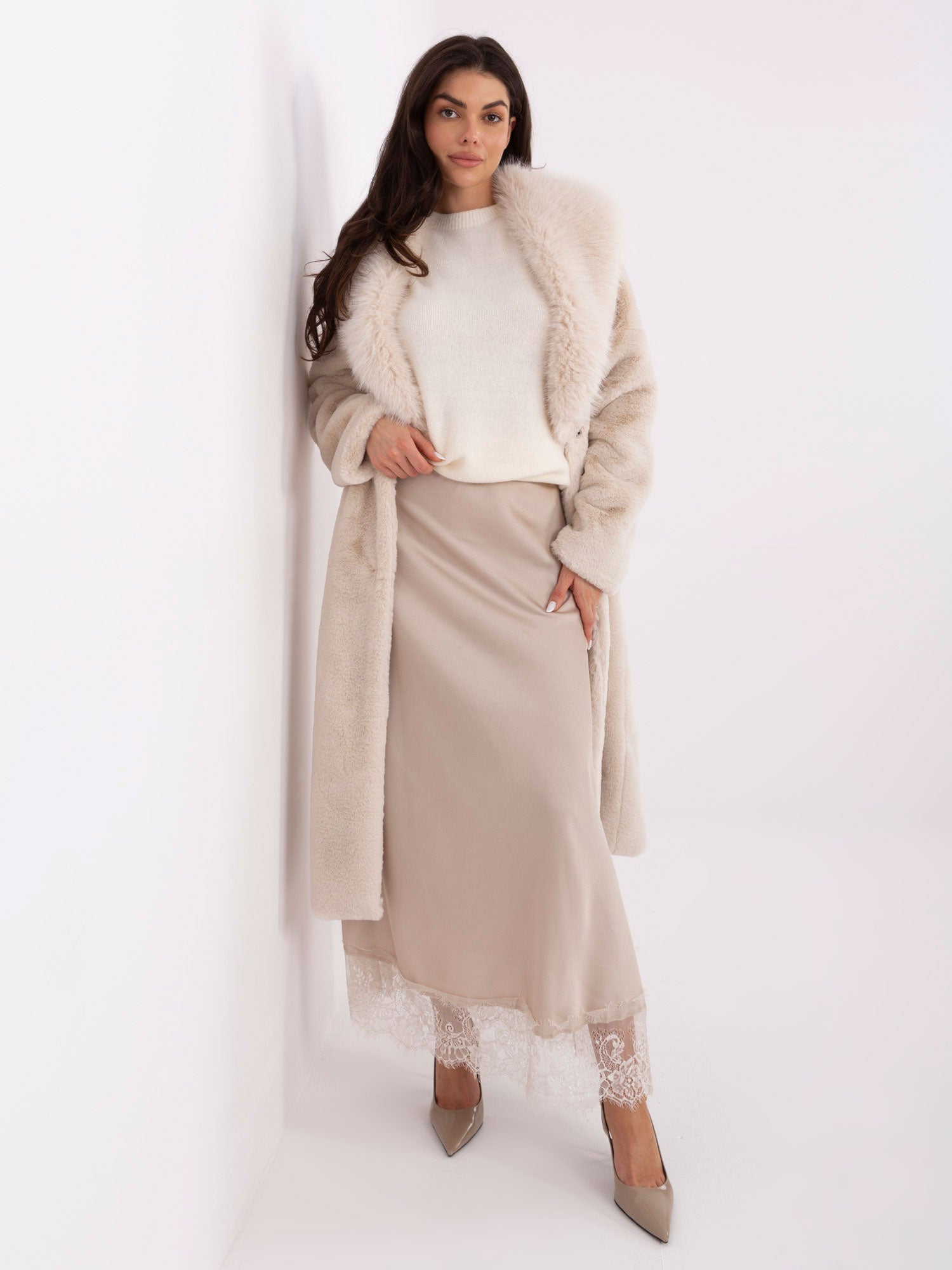 Jasnobeżowy sweter basic z miękkiej dzianiny