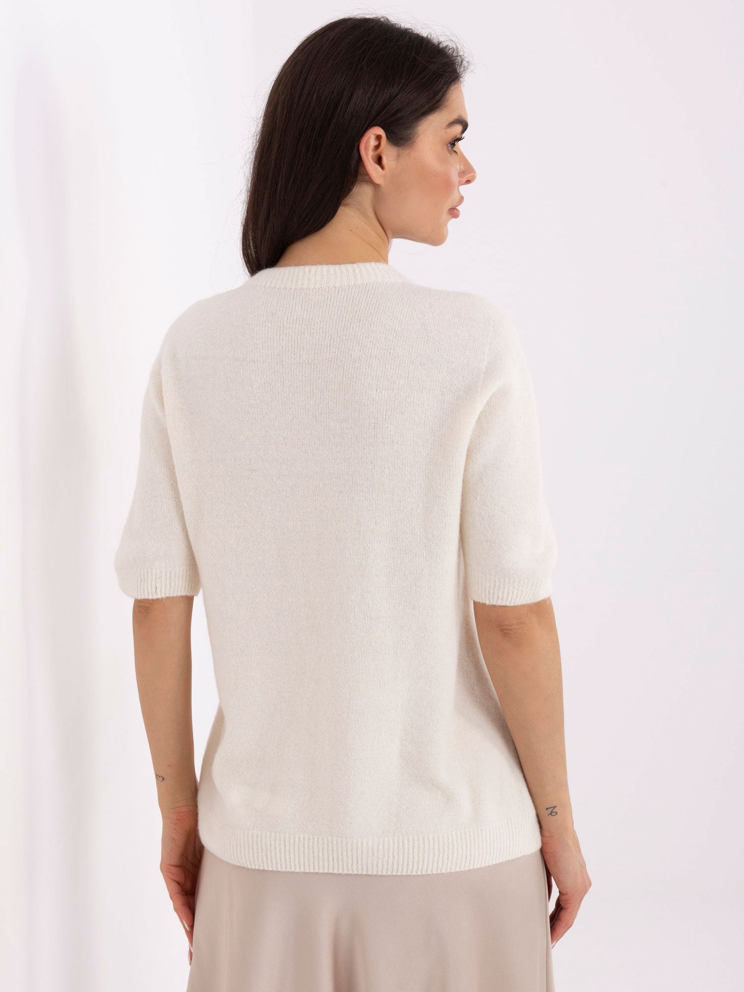 Jasnobeżowy sweter basic z miękkiej dzianiny