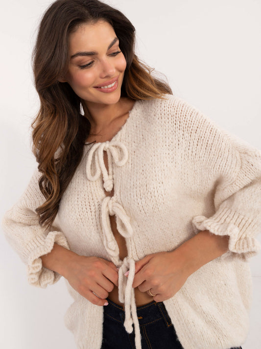 Jasnobeżowy sweter o kroju oversize z rękawem 3/4