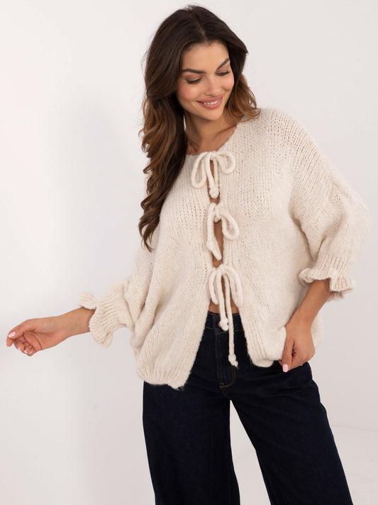 Jasnobeżowy sweter o kroju oversize z rękawem 3/4