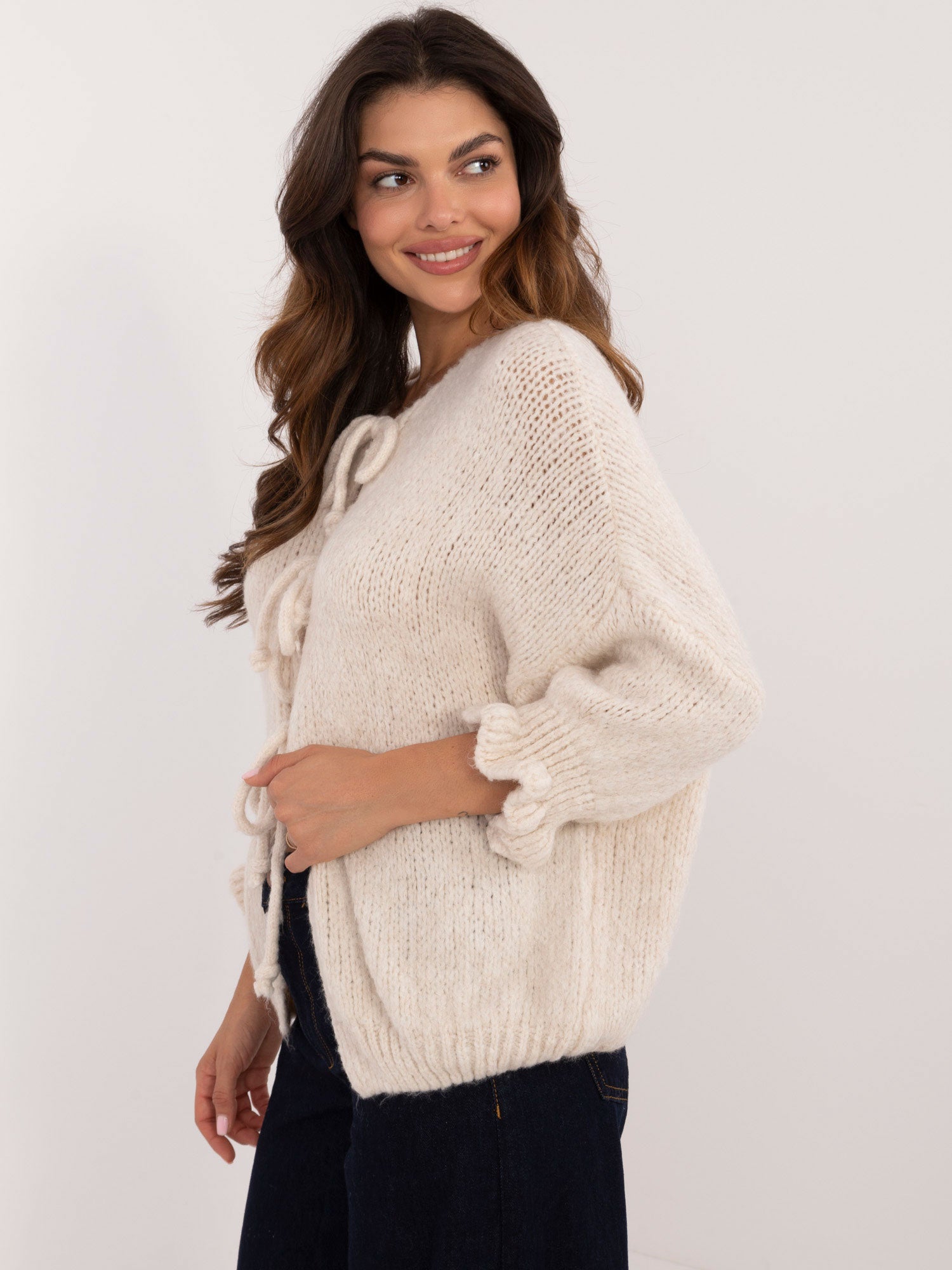 Jasnobeżowy sweter o kroju oversize z rękawem 3/4