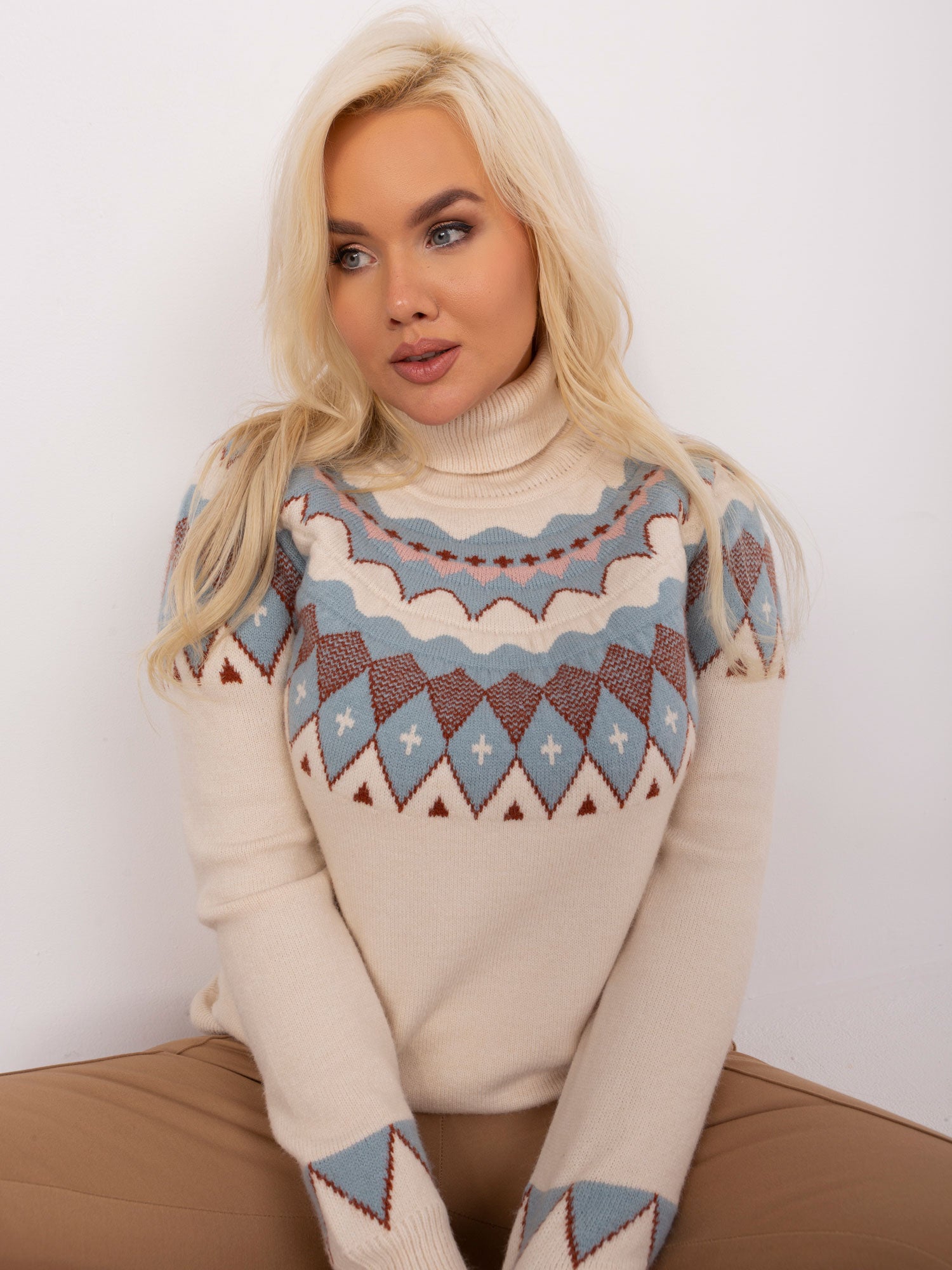 Jasnobeżowy damski sweter plus size we wzory