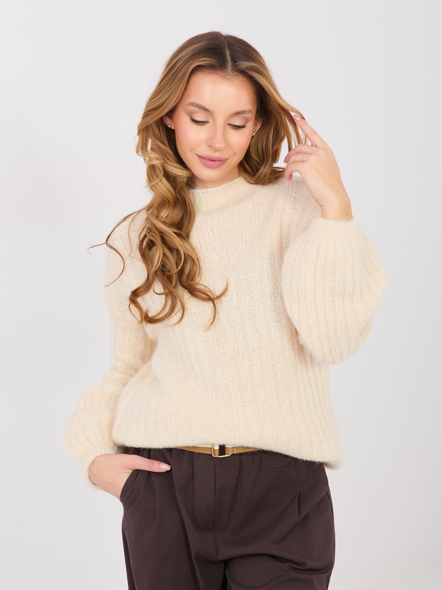 Jasnobeżowy sweter oversize w szeroki prążek