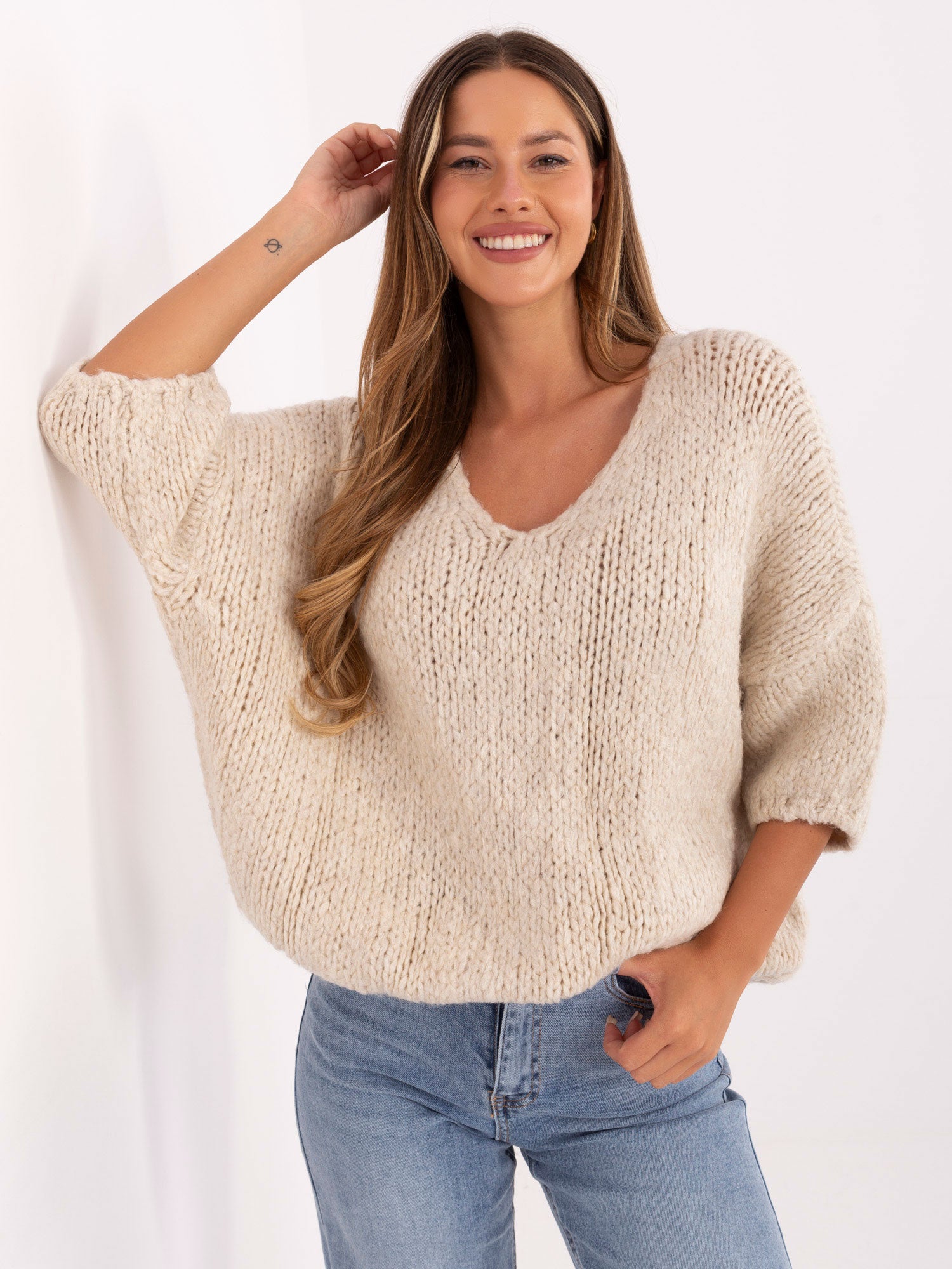 Jasnobeżowy sweter oversize z rękawem 3/4