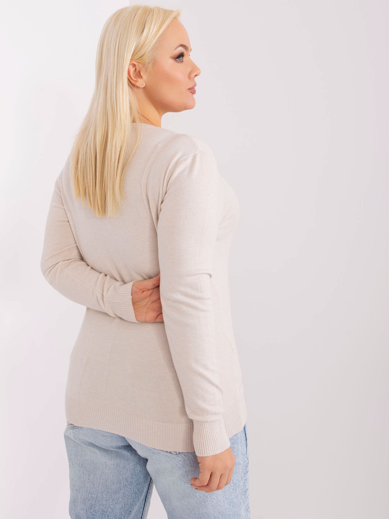 Jasnobeżowy dopasowany sweter plus size z dekoltem V