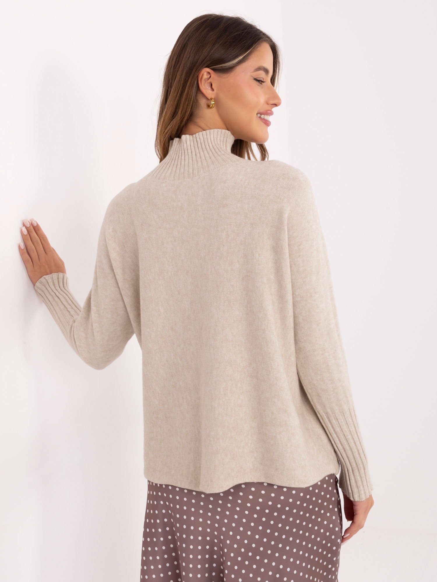 RUE PARIS Jasnobeżowy sweter oversize z golfem
