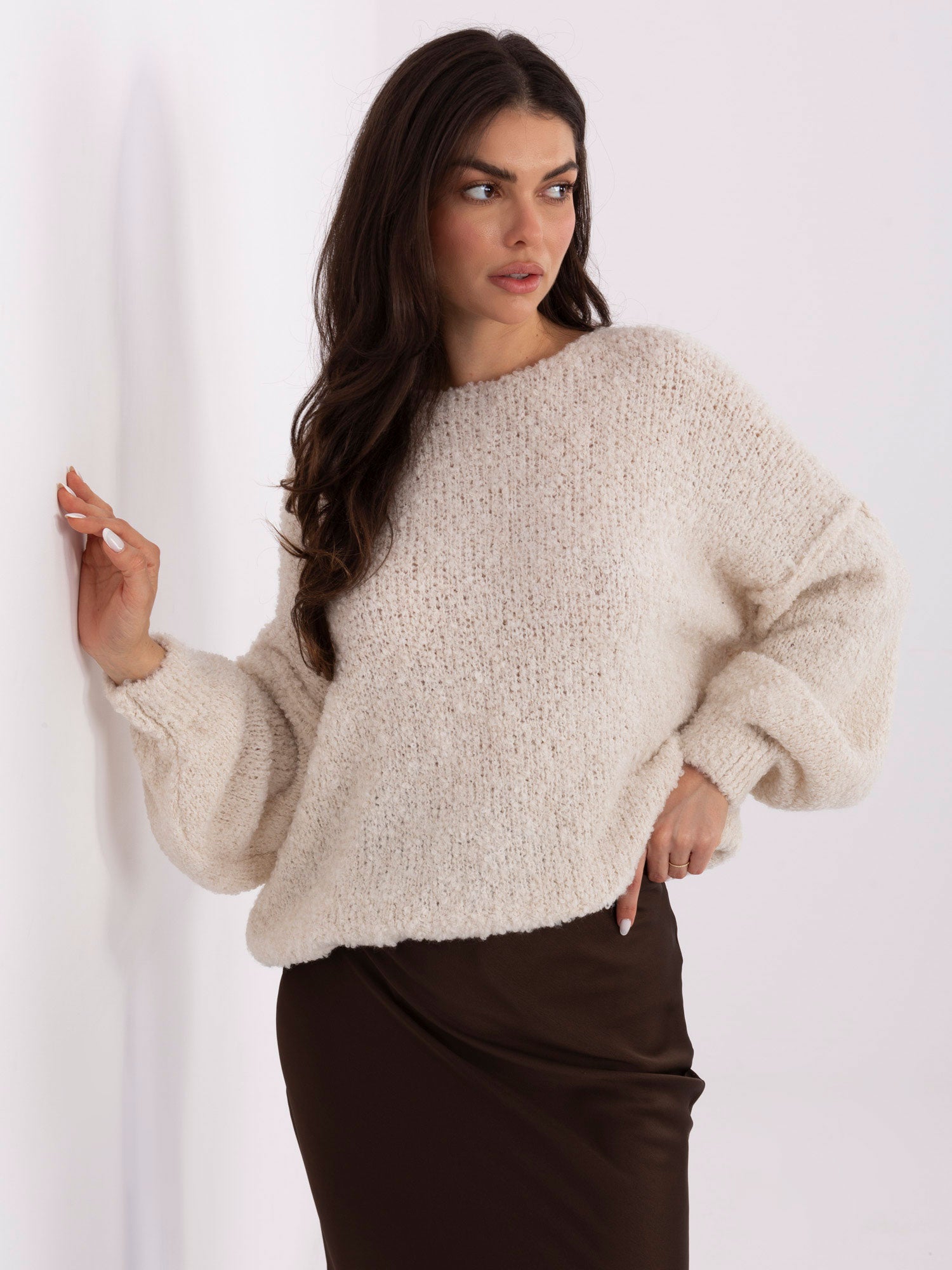 Jasnobeżowy damski sweter boucle z przeszyciami